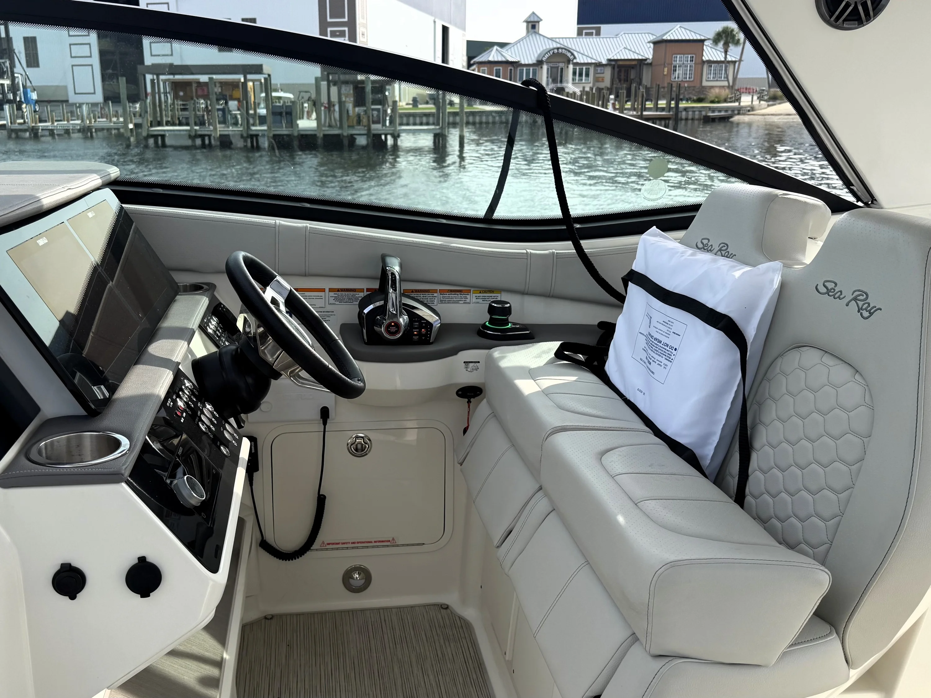 2023 Sea Ray 320 SUNDANCER Image Thumbnail #21