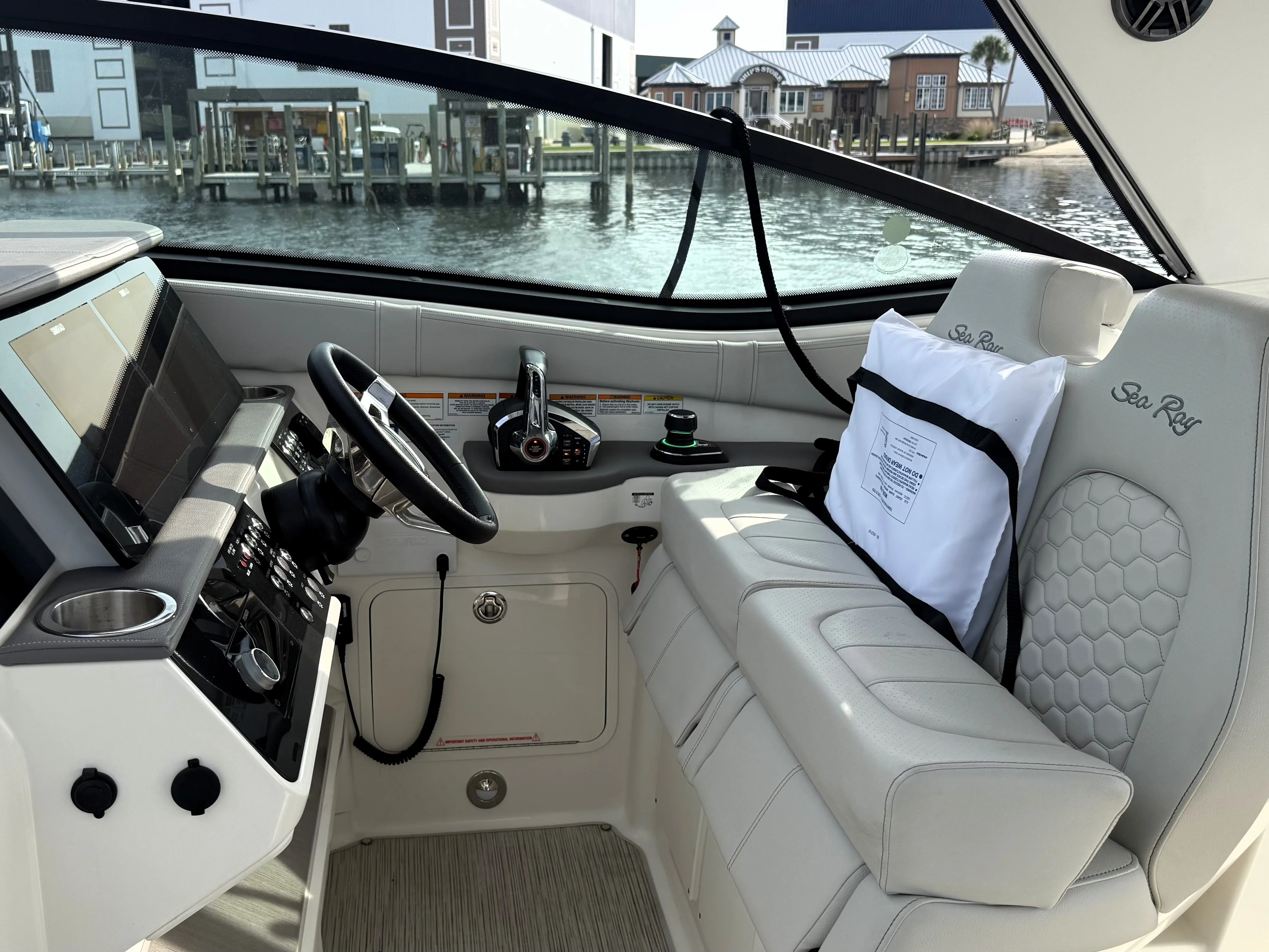 2023 Sea Ray 320 SUNDANCER Image Thumbnail #21