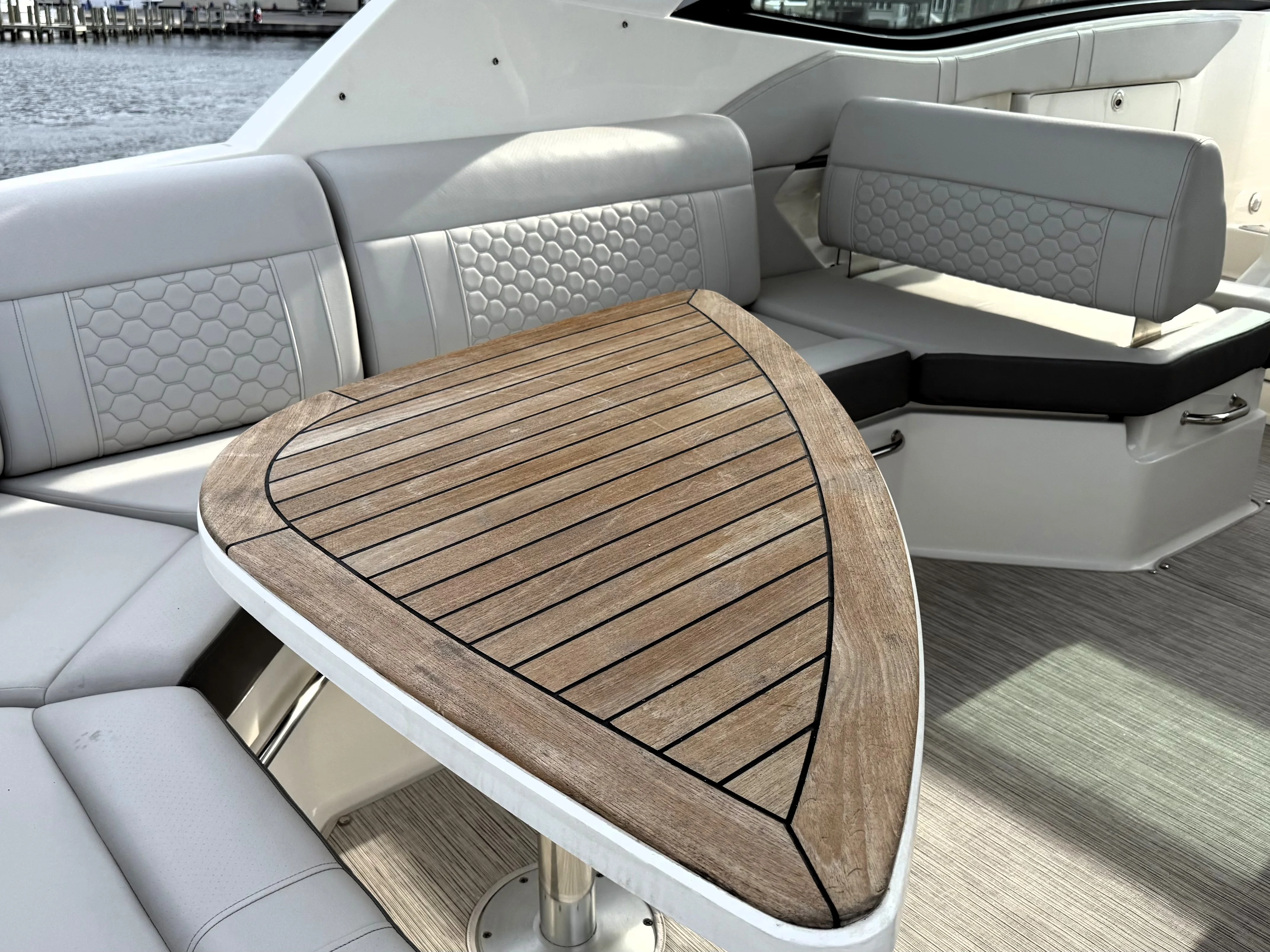 2023 Sea Ray 320 SUNDANCER Image Thumbnail #14