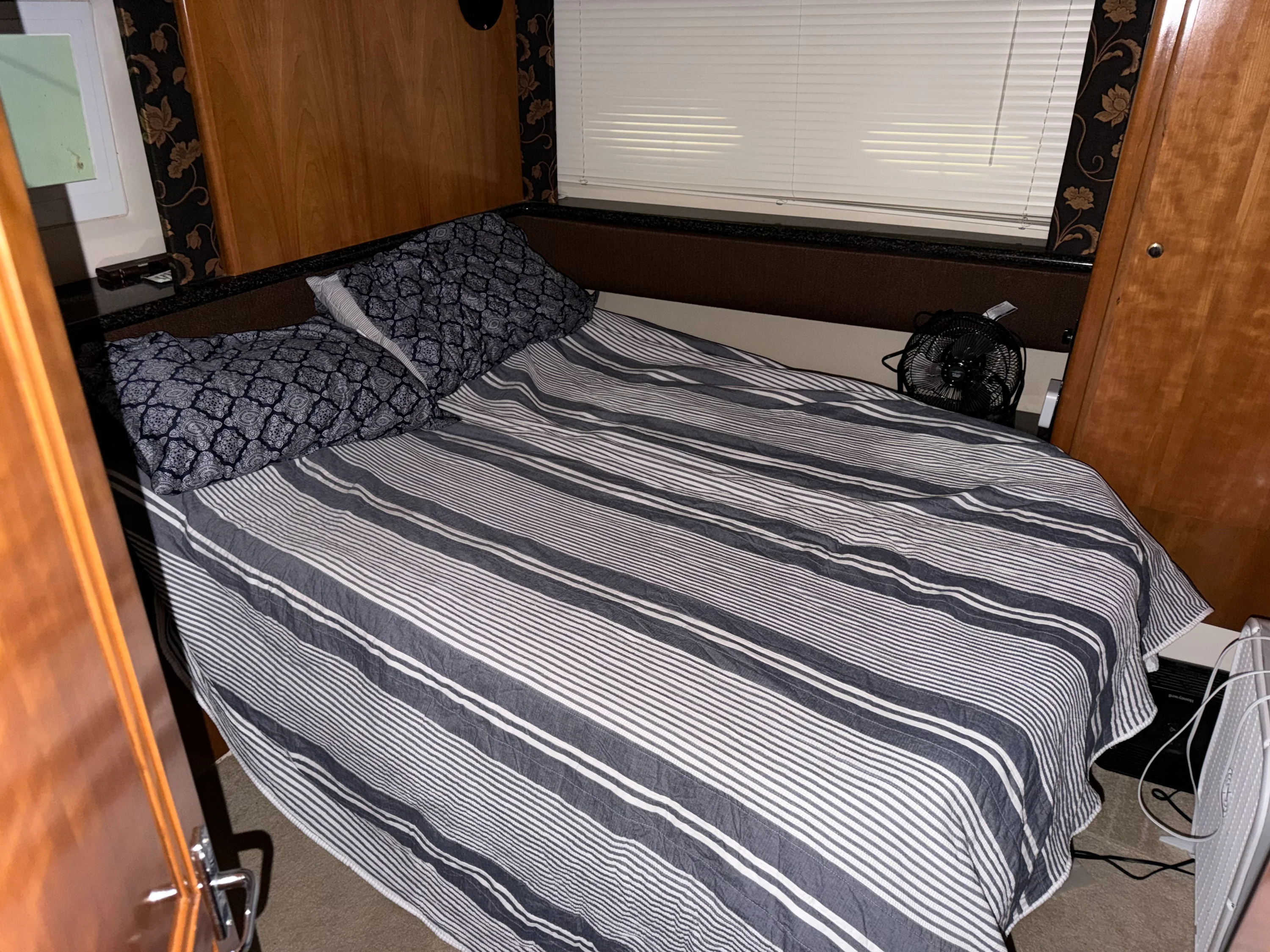 2001 Carver Yachts 356 AFT Image Thumbnail #24