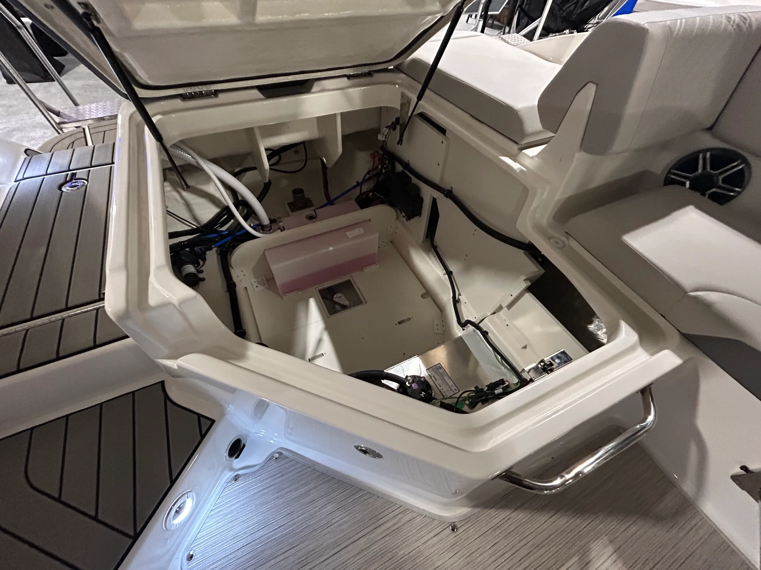 2026 Sea Ray SDX 270 Outboard Image Thumbnail #19