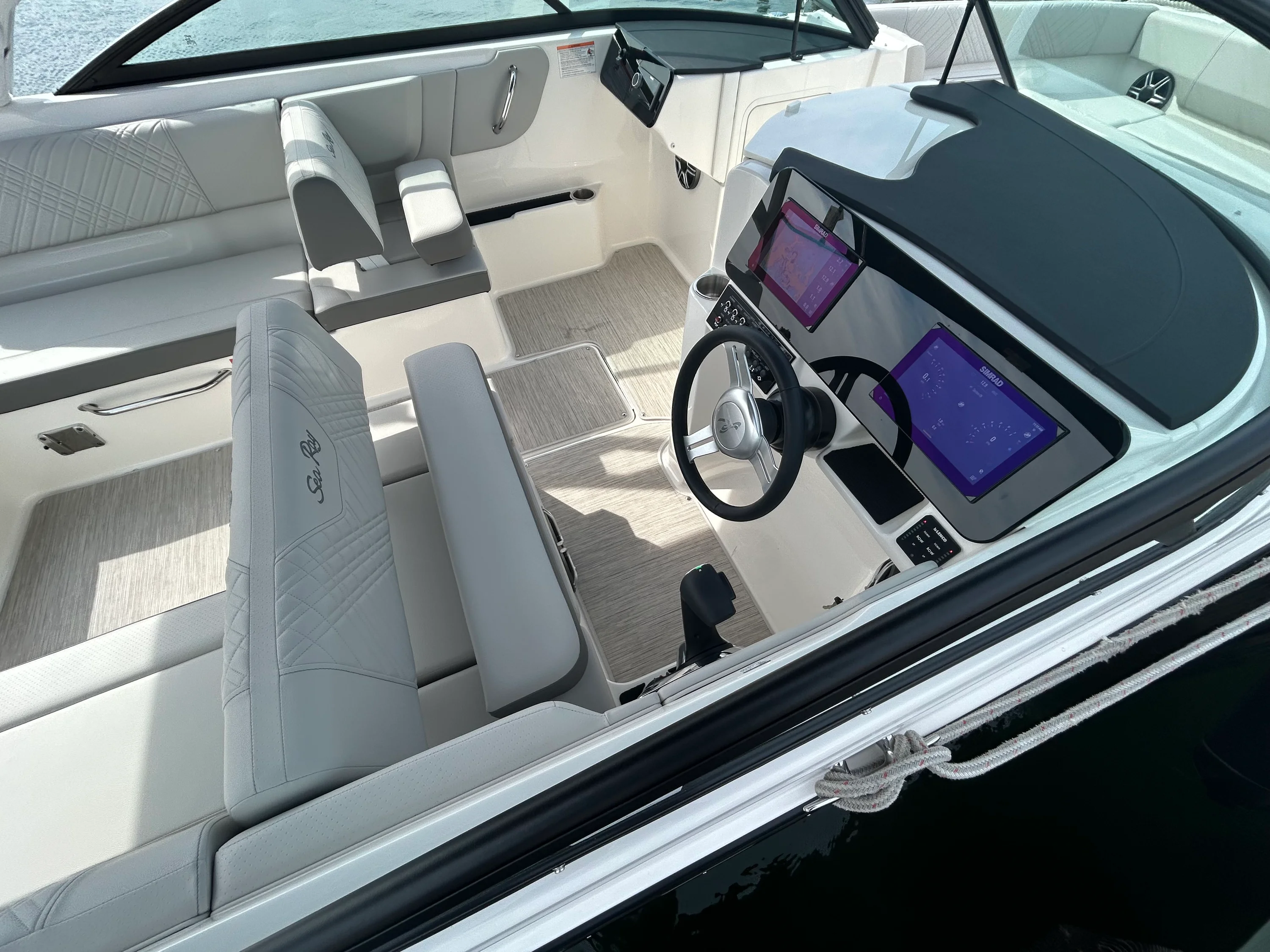 2026 Sea Ray SDX 270 Outboard Image Thumbnail #18