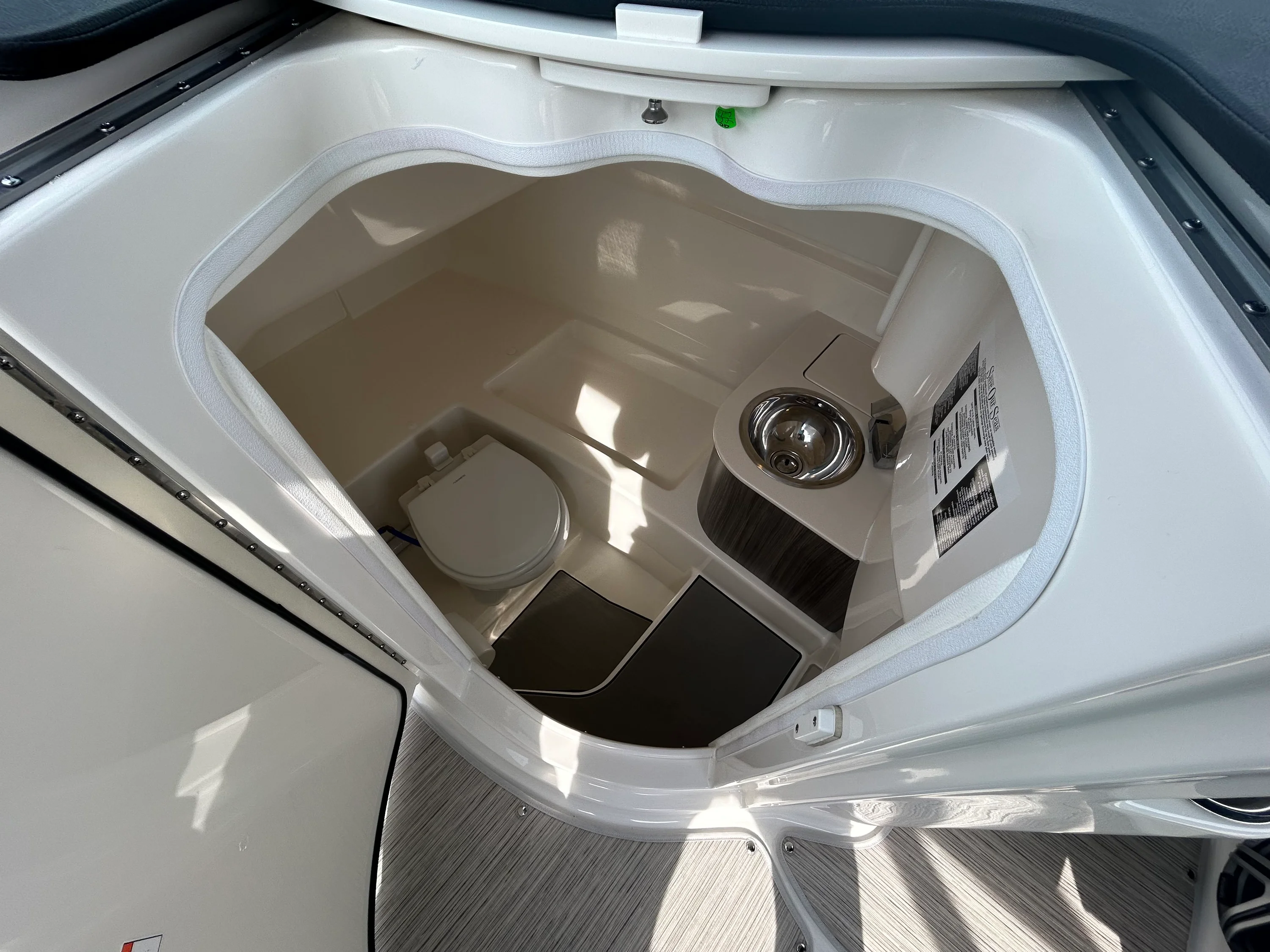 2026 Sea Ray SDX 270 Outboard Image Thumbnail #27