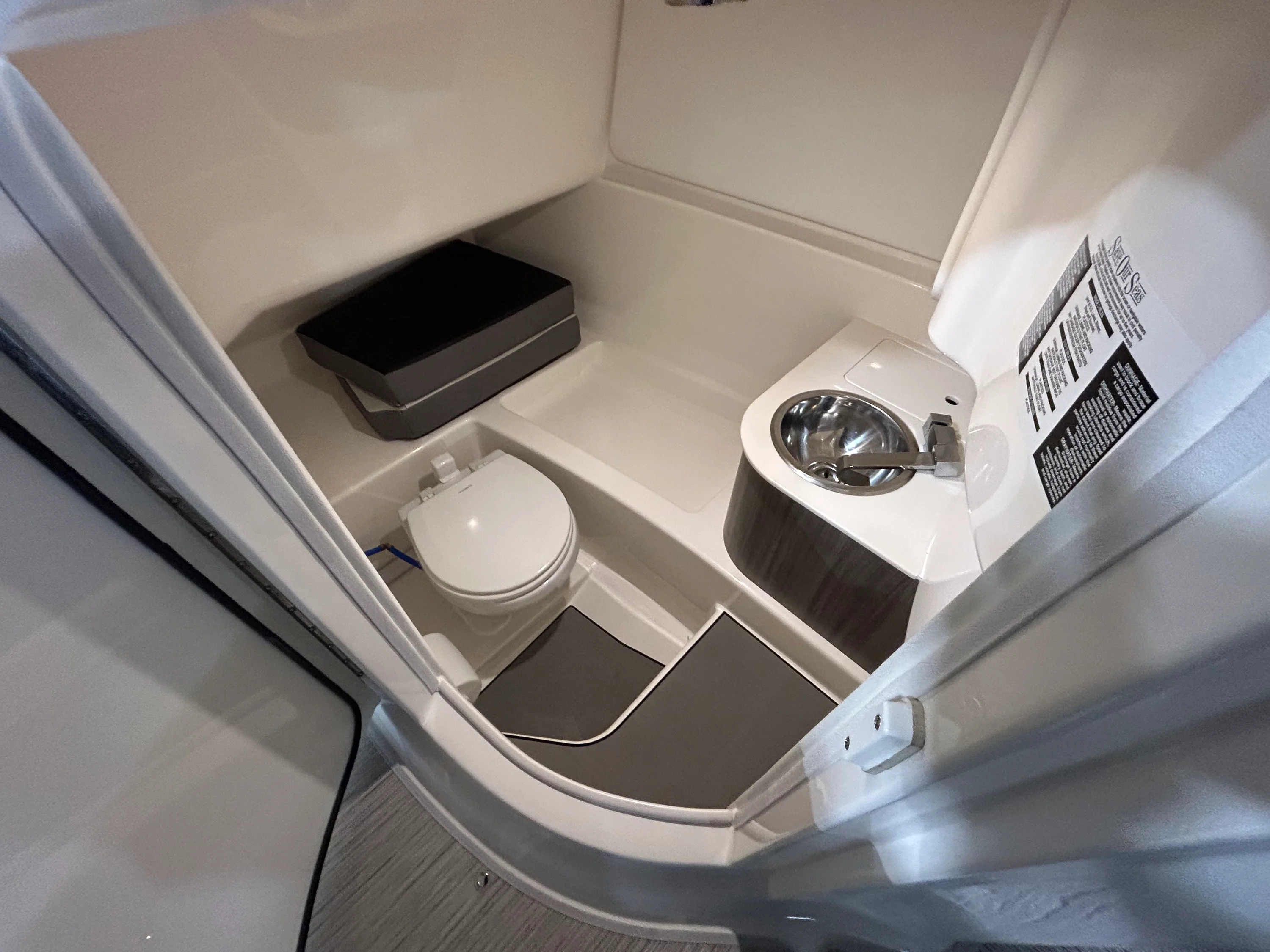 2026 Sea Ray SDX 270 Outboard Image Thumbnail #10