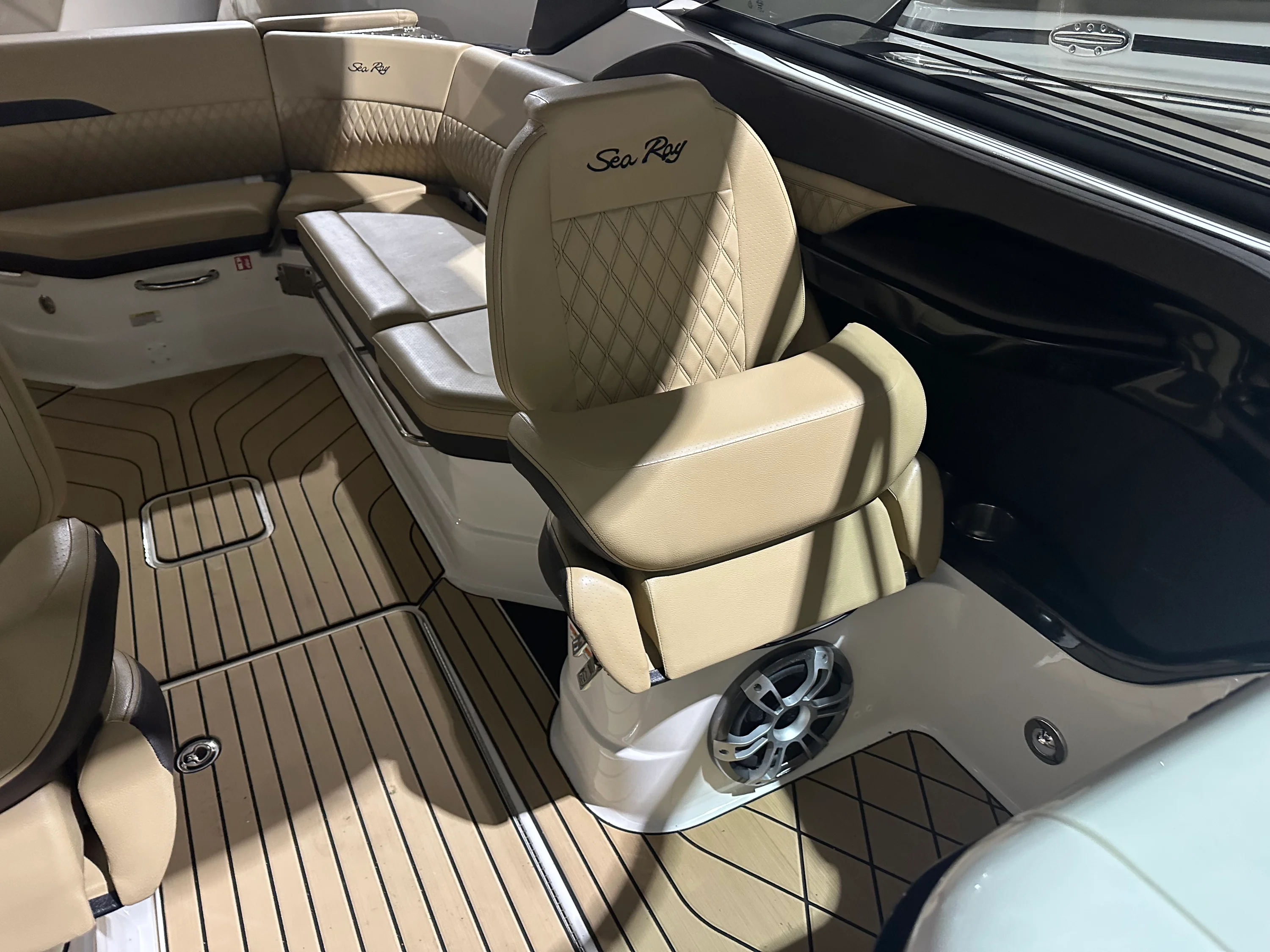 2025 Sea Ray SLX 280 Image Thumbnail #12