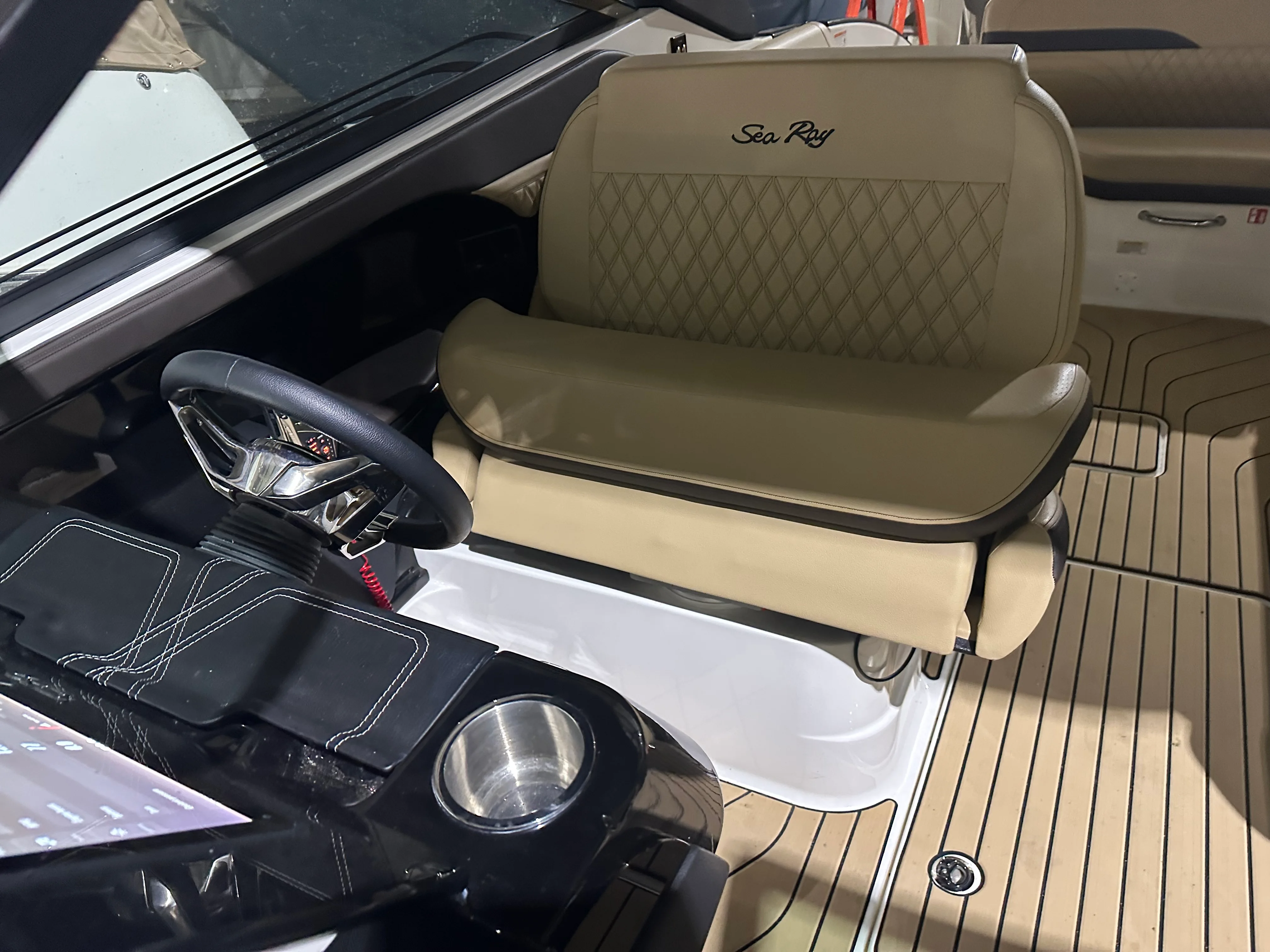 2025 Sea Ray SLX 280 Image Thumbnail #13