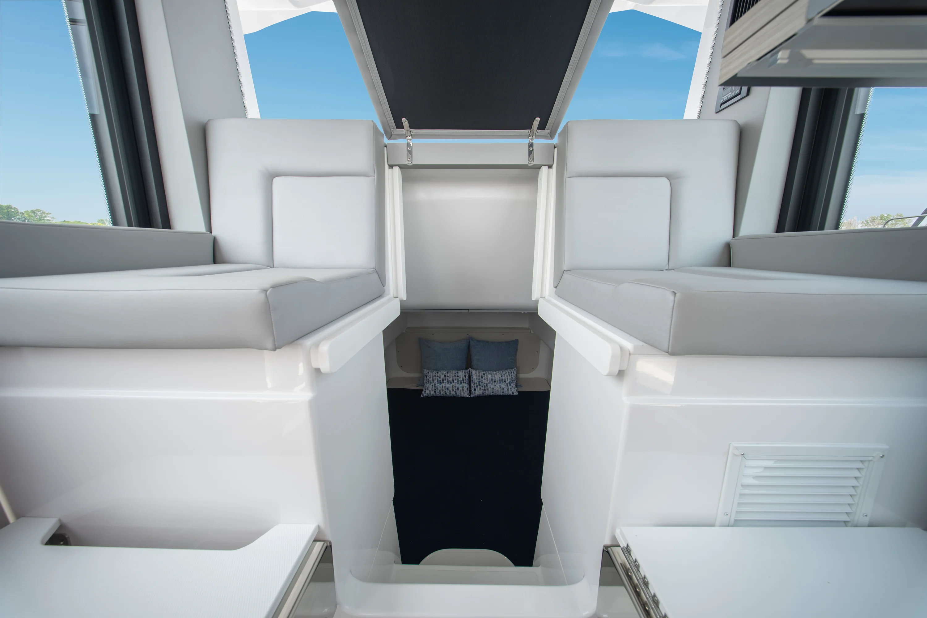 2026 Cruisers Yachts 38 VTR EC Image Thumbnail #8