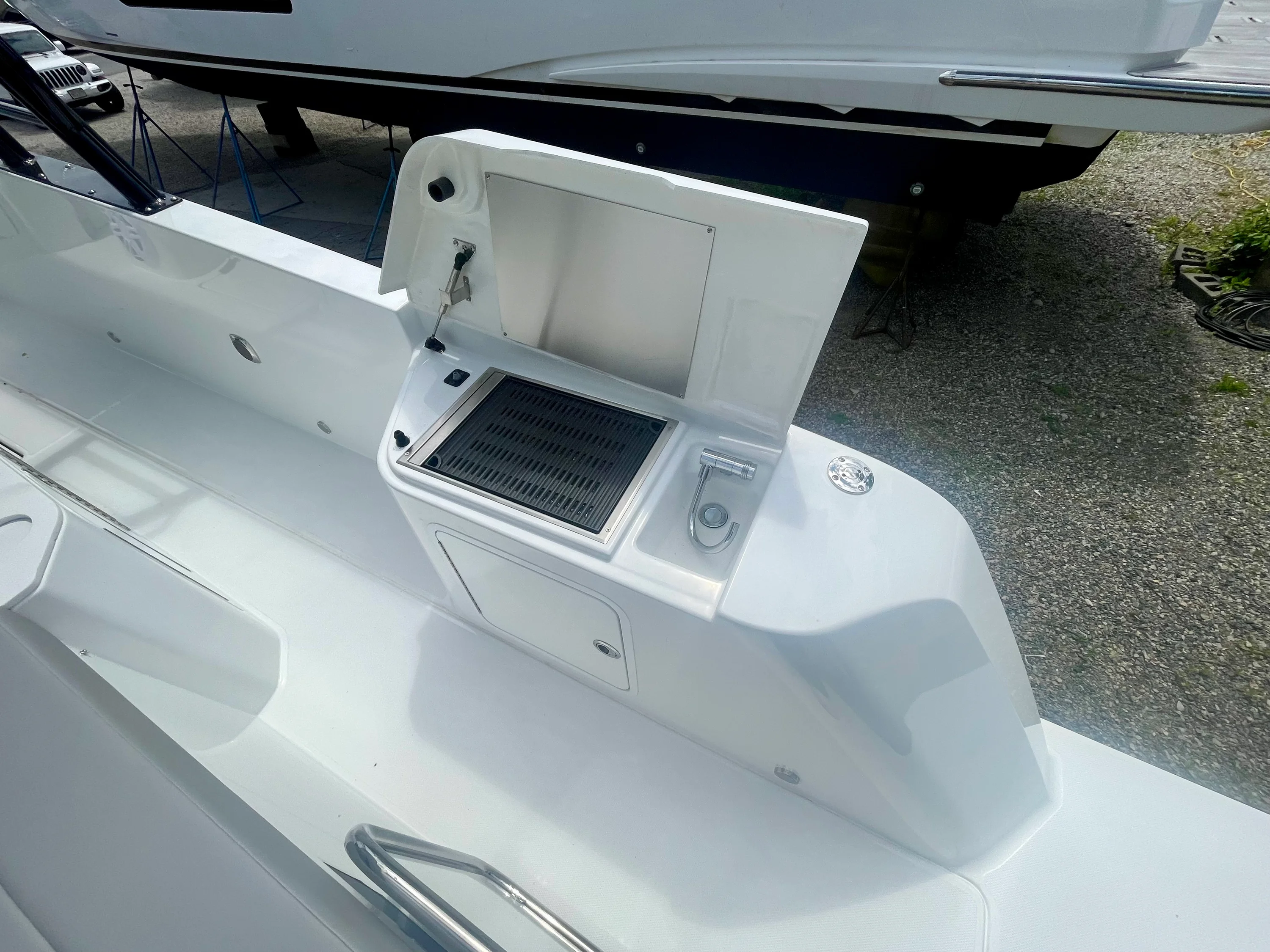 2026 Cruisers Yachts 38 VTR Image Thumbnail #4