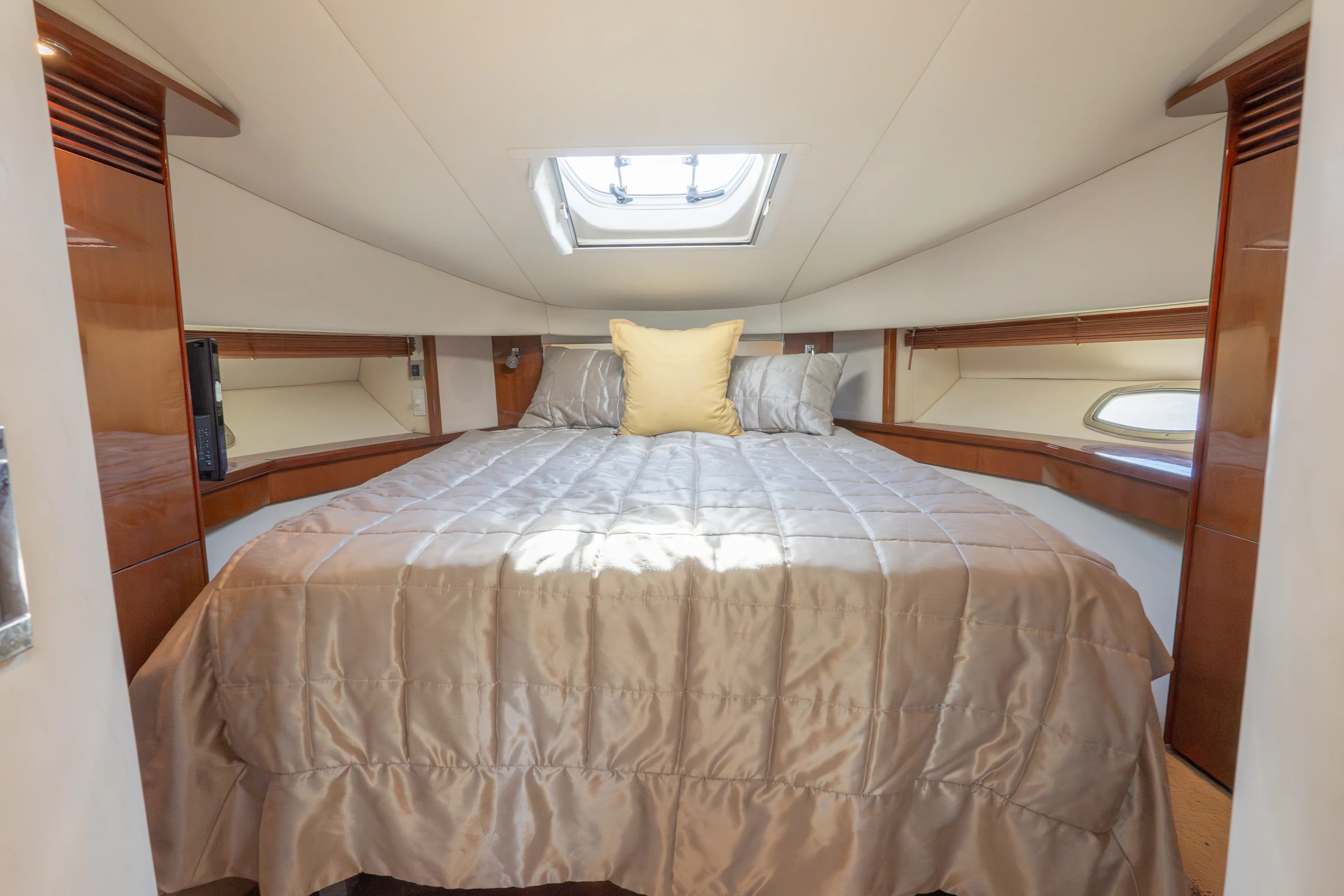 2010 Sea Ray 50 SUNDANCER Image Thumbnail #8