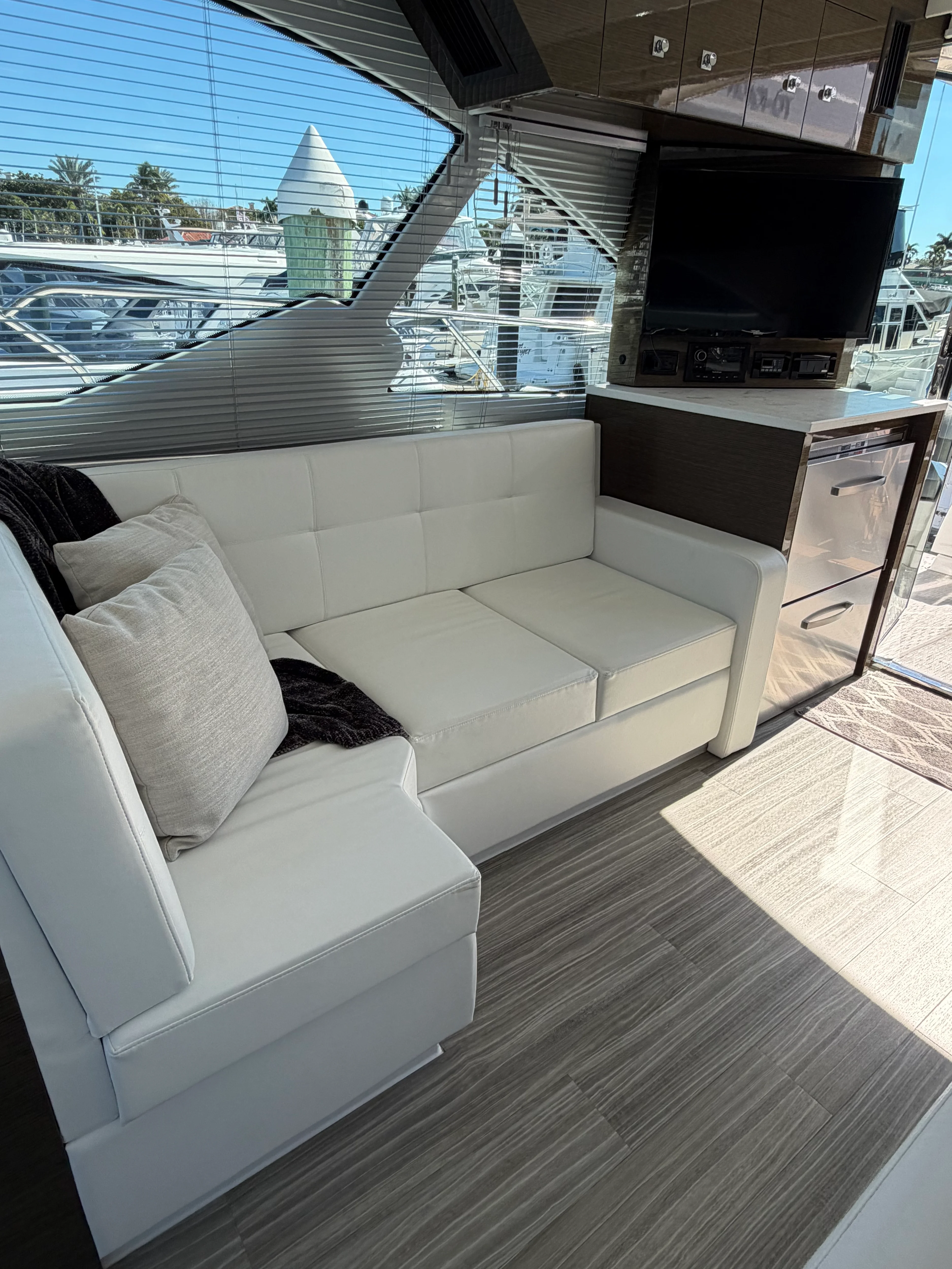 2020 Cruisers Yachts 50 CANTIUS Image Thumbnail #11