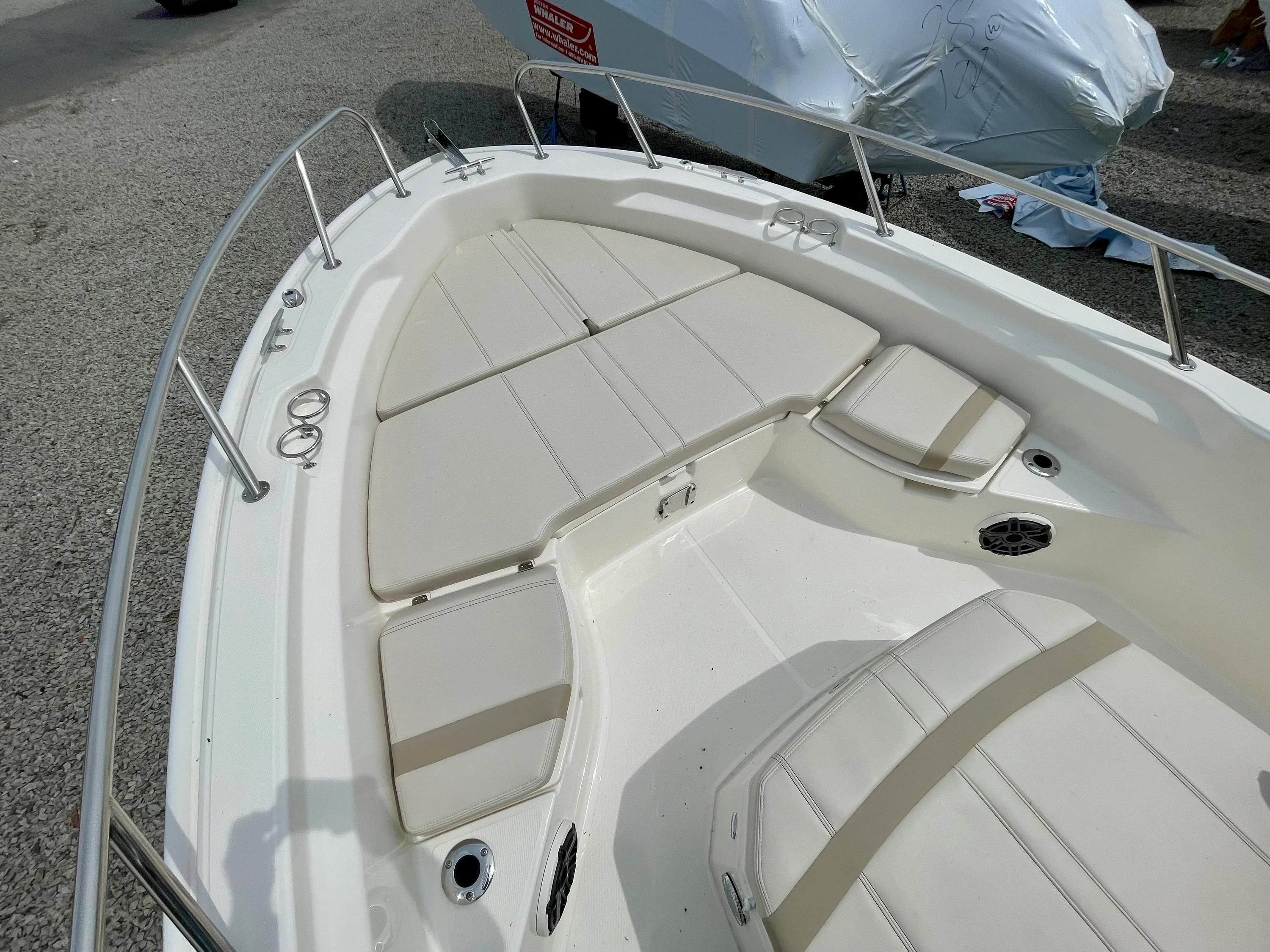 2026 Boston Whaler 250 Dauntless Image Thumbnail #9