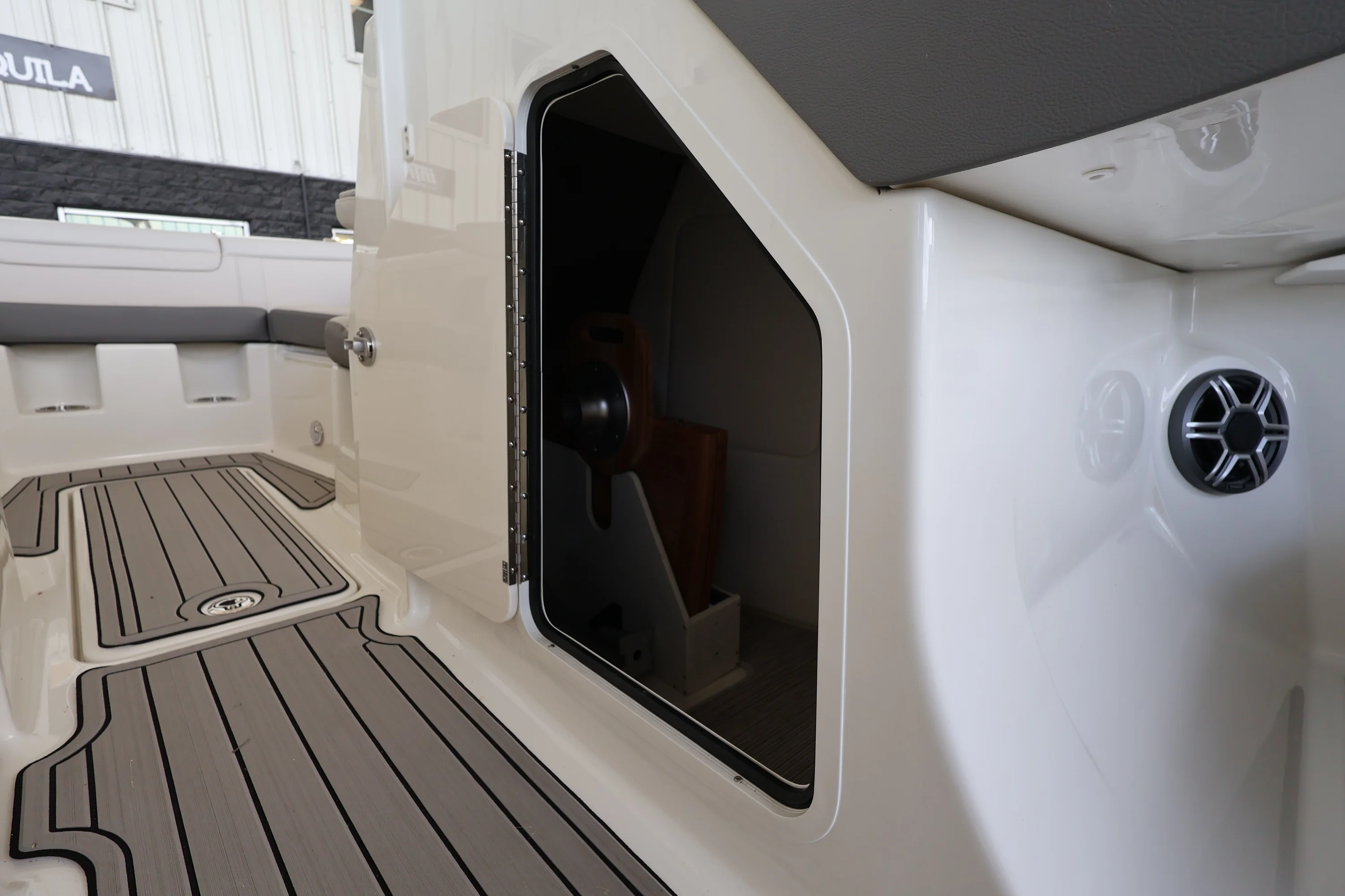 2026 Sea Ray SDX 290 Outboard Image Thumbnail #32