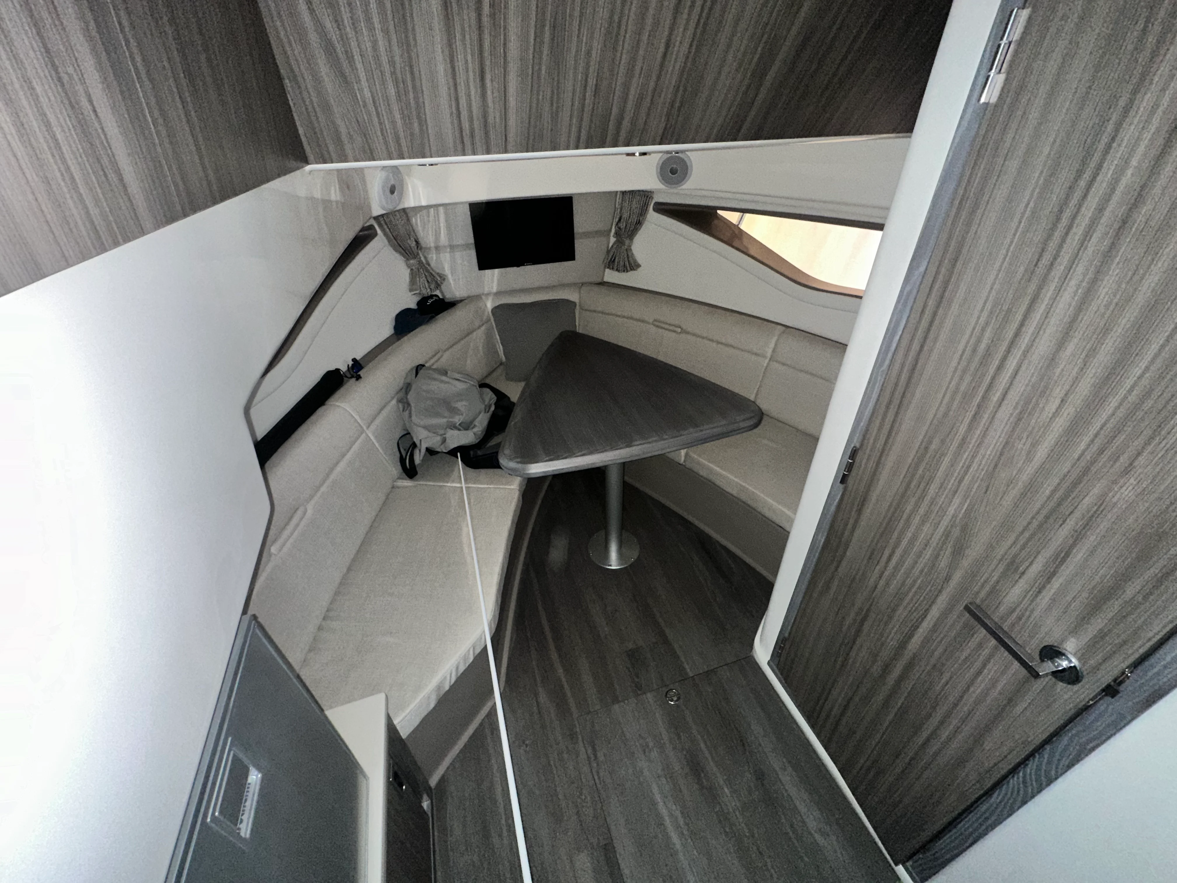 2024 Sea Ray 320 SUNDANCER OUTBOARD Image Thumbnail #14