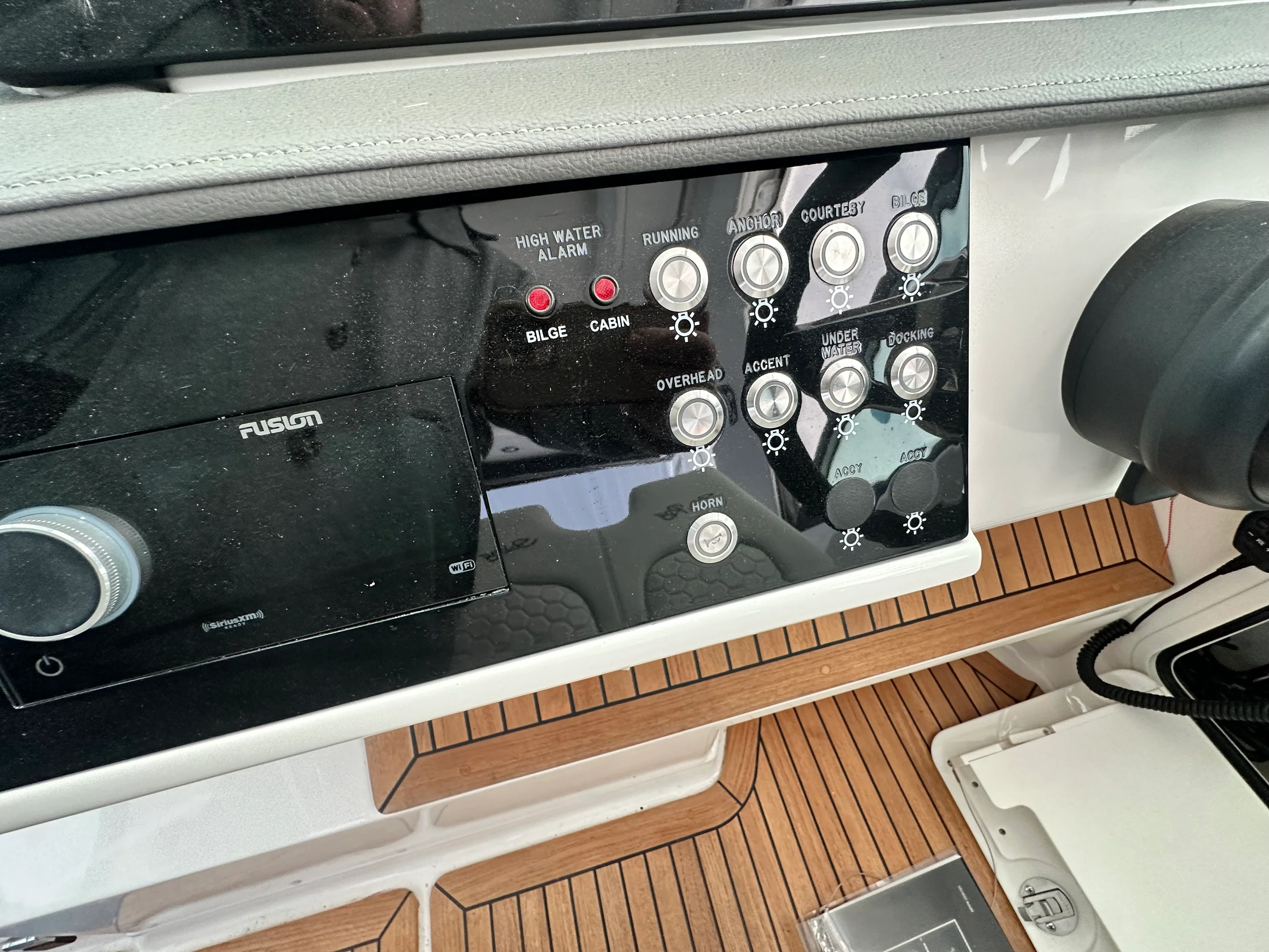 2024 Sea Ray 320 SUNDANCER OUTBOARD Image Thumbnail #7