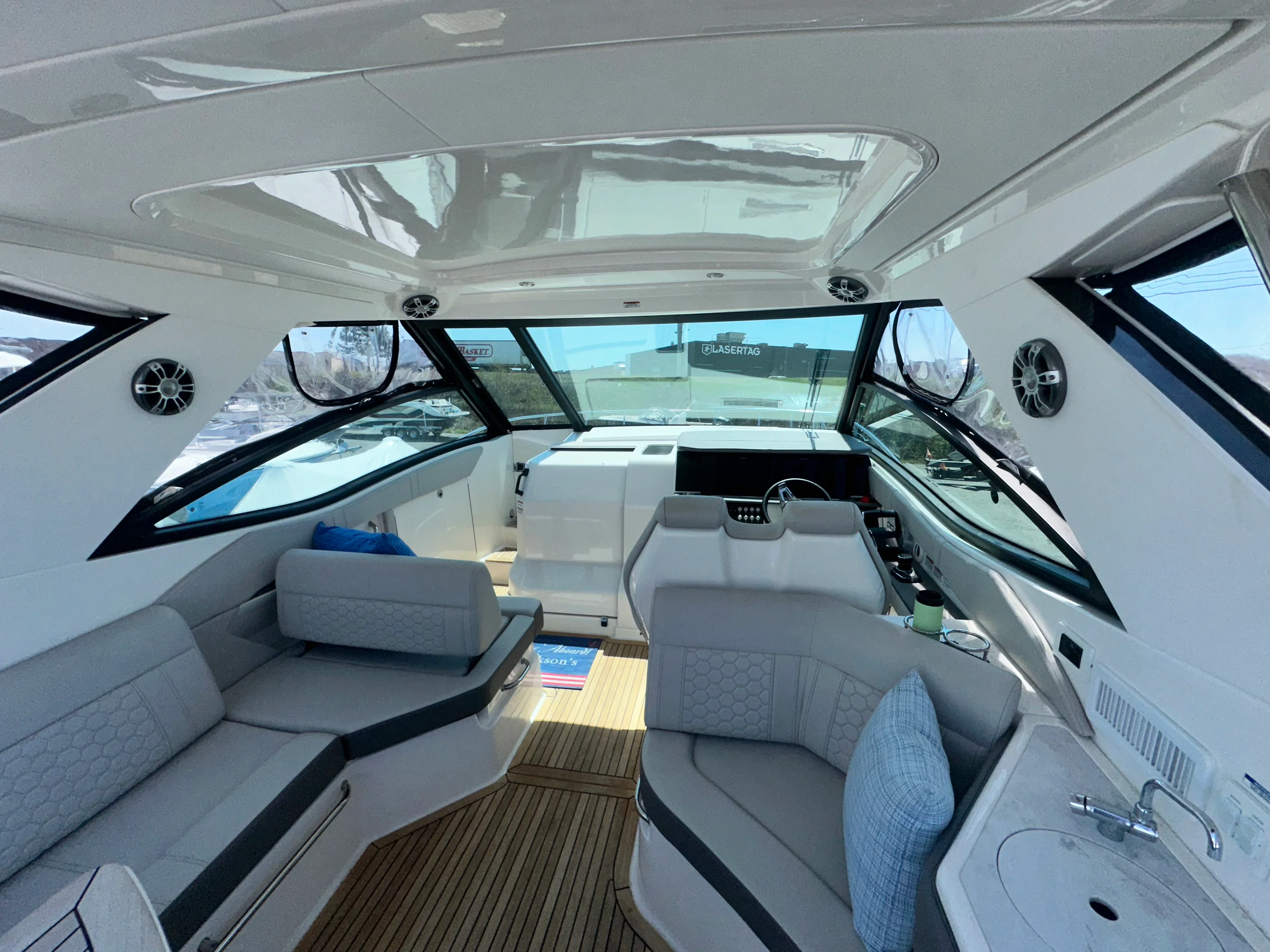2024 Sea Ray 320 SUNDANCER OUTBOARD Image Thumbnail #7