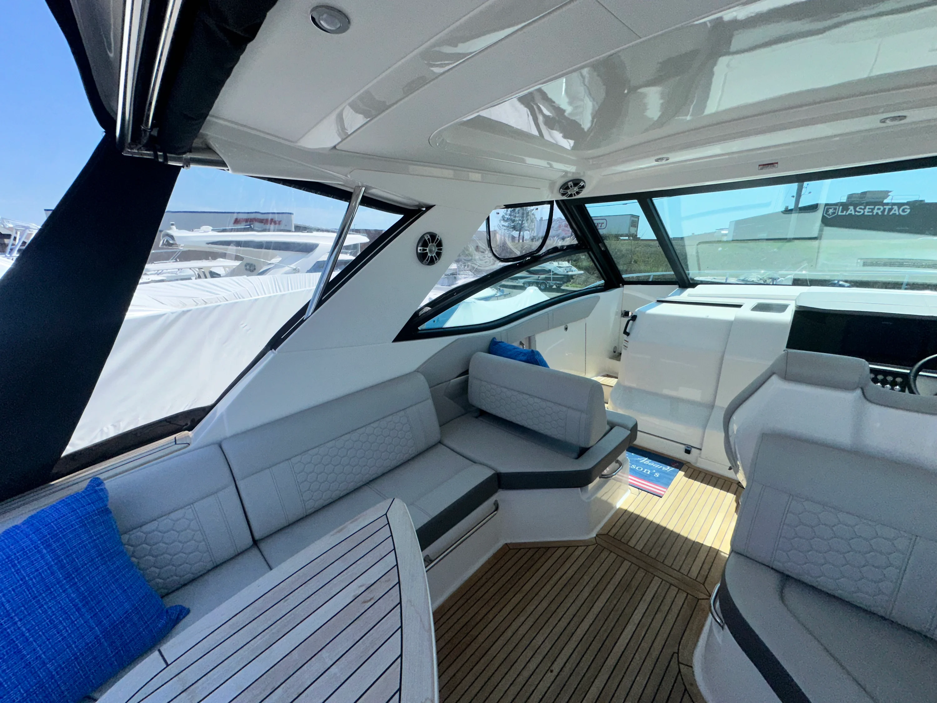 2024 Sea Ray 320 SUNDANCER OUTBOARD Image Thumbnail #8