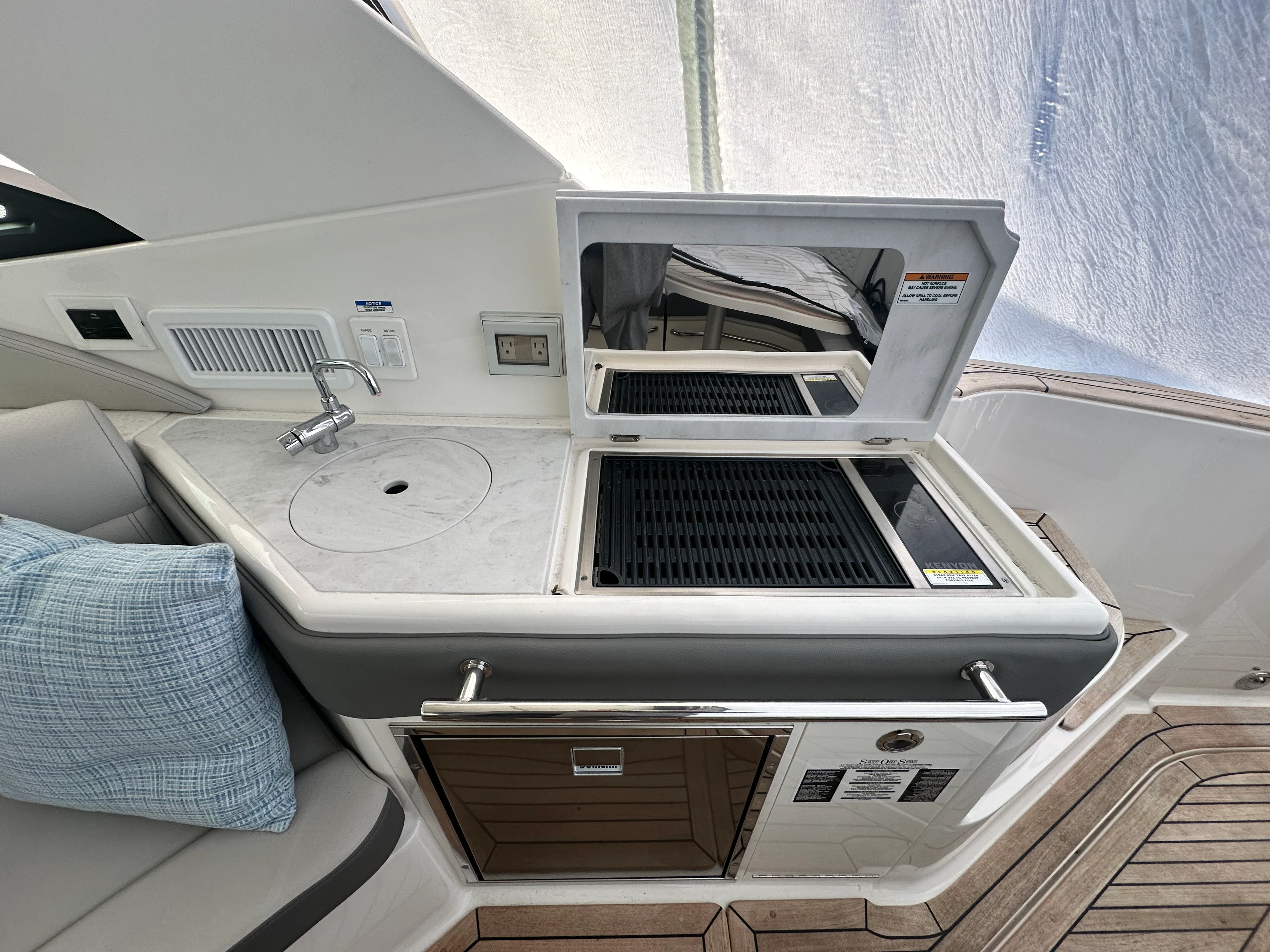 2024 Sea Ray 320 SUNDANCER OUTBOARD Image Thumbnail #10