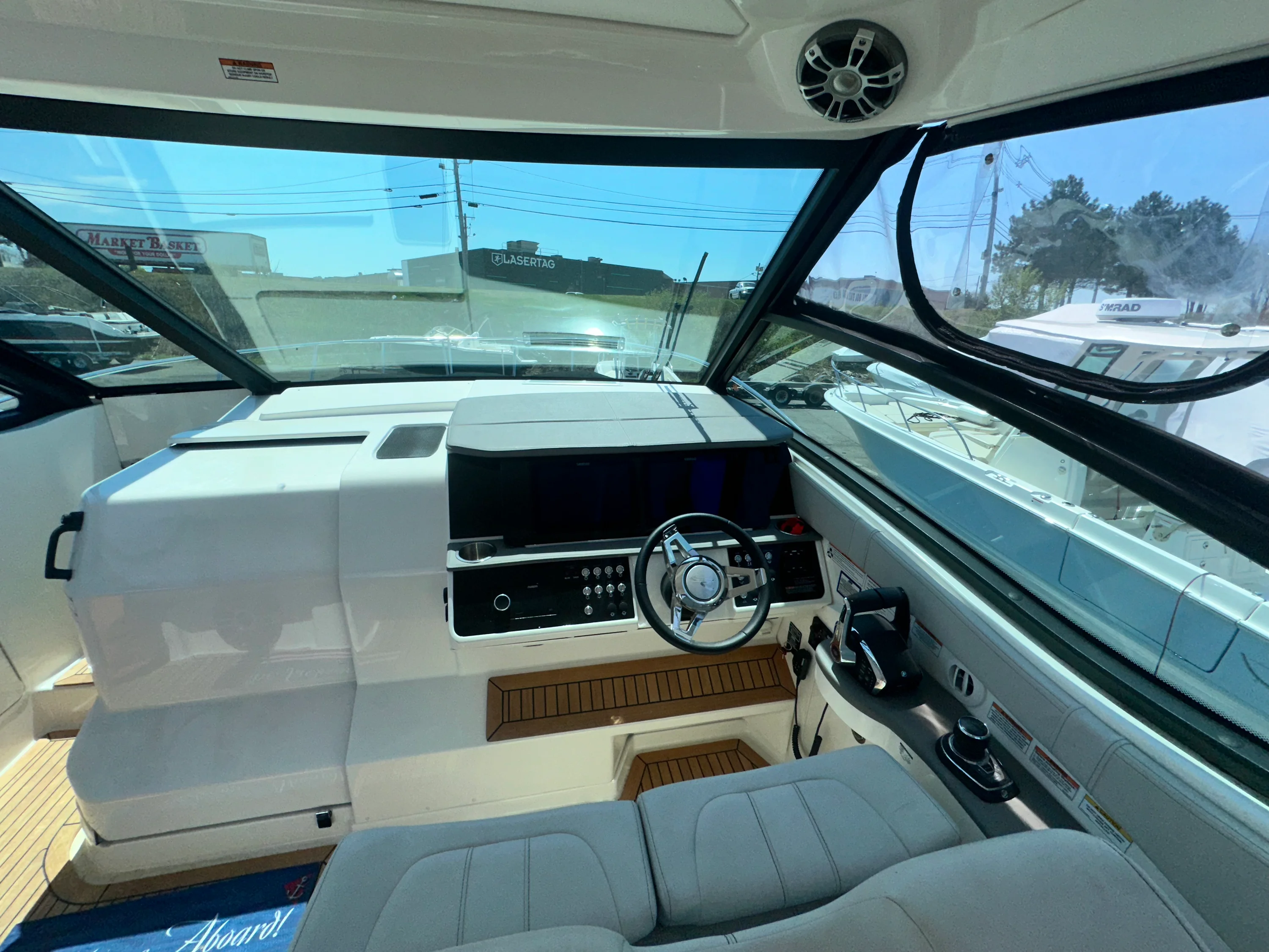 2024 Sea Ray 320 SUNDANCER OUTBOARD Image Thumbnail #10