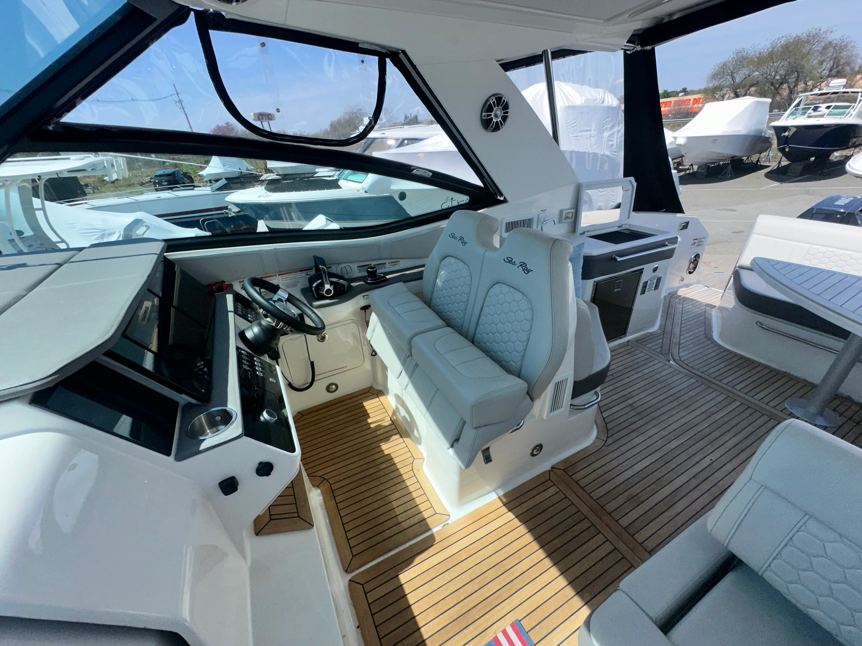 2024 Sea Ray 320 SUNDANCER OUTBOARD Image Thumbnail #9
