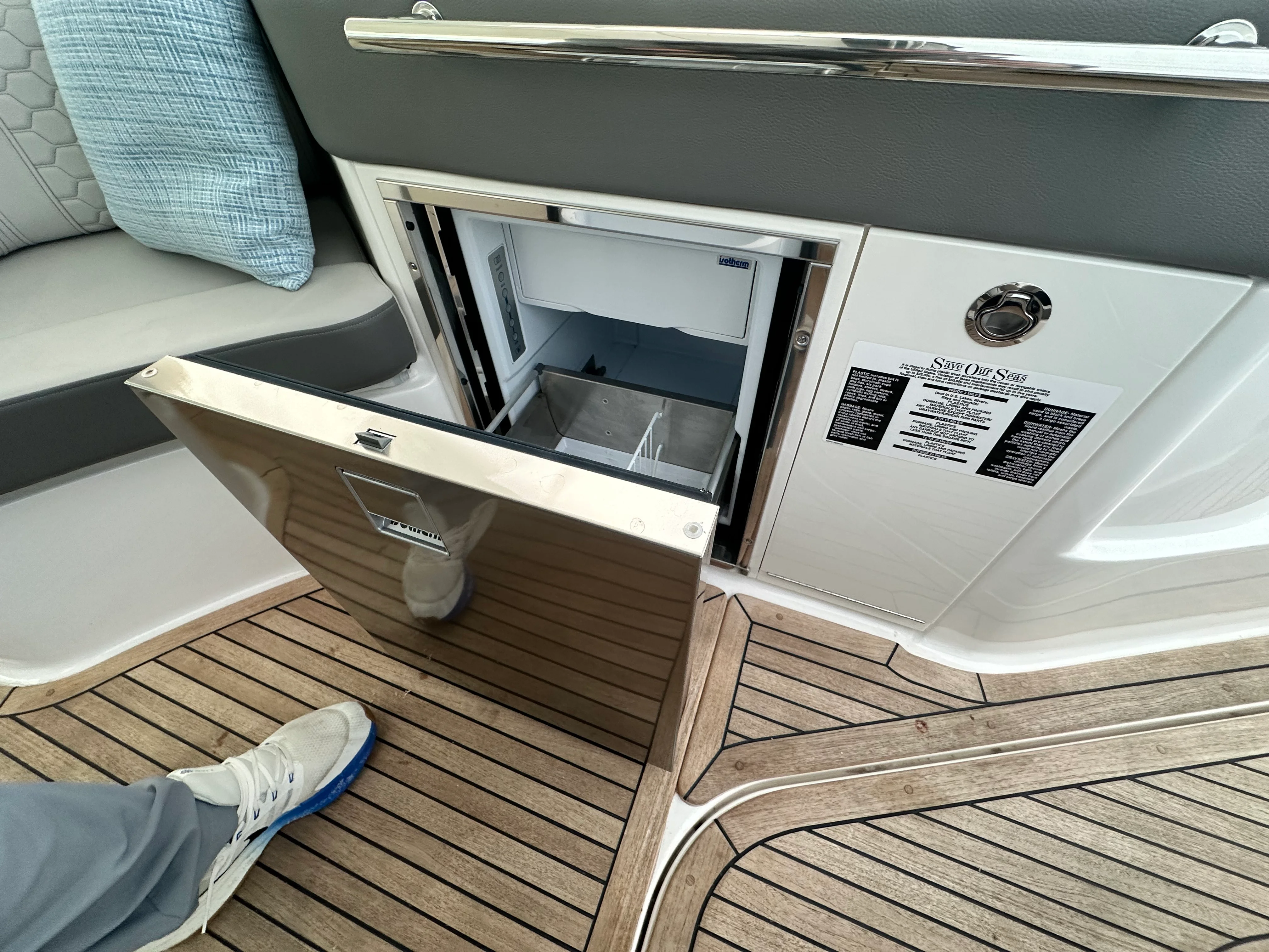 2024 Sea Ray 320 SUNDANCER OUTBOARD Image Thumbnail #11