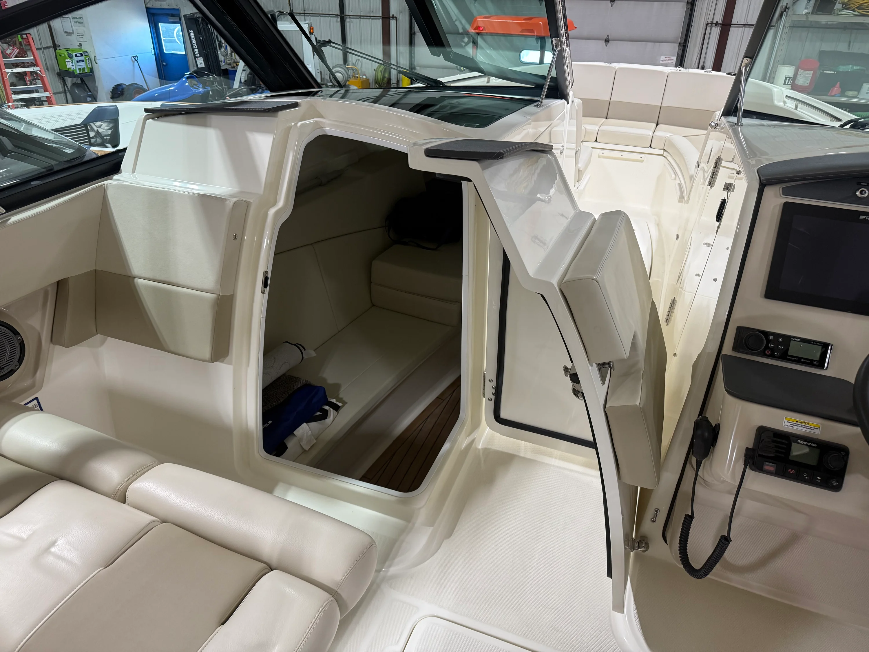 2022 Boston Whaler 320 VANTAGE Image Thumbnail #65
