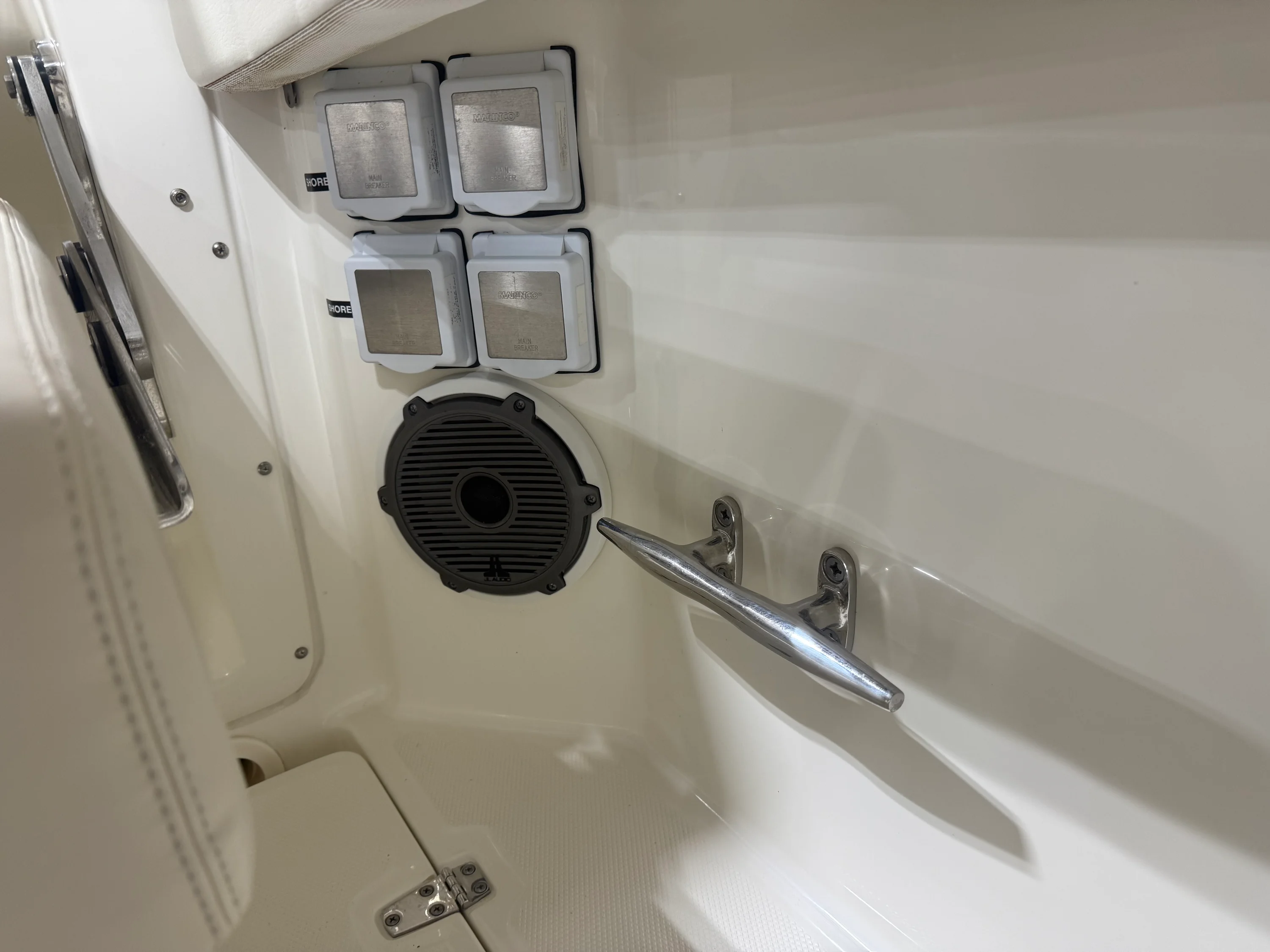 2022 Boston Whaler 320 VANTAGE Image Thumbnail #26