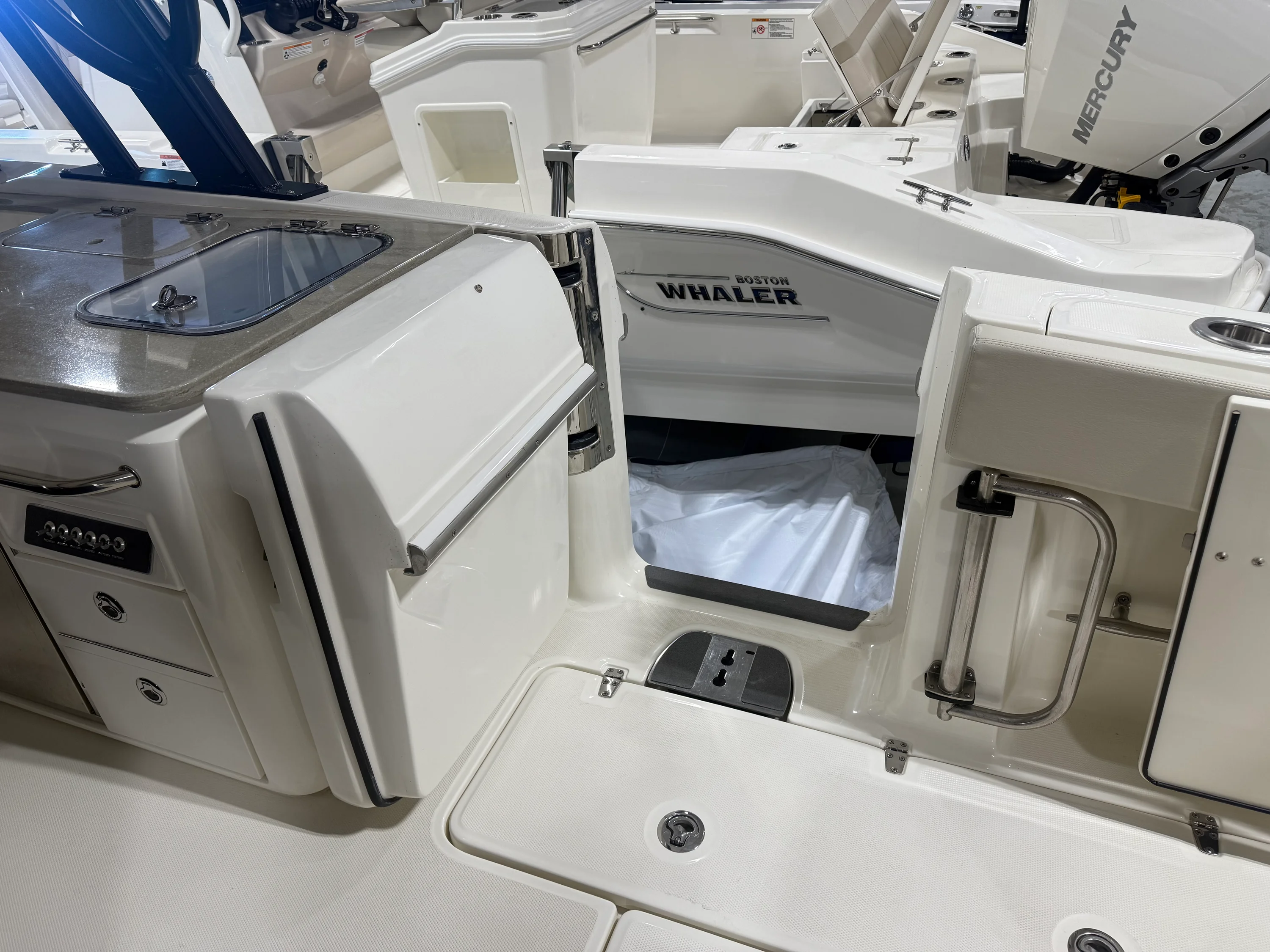 2022 Boston Whaler 320 VANTAGE Image Thumbnail #39