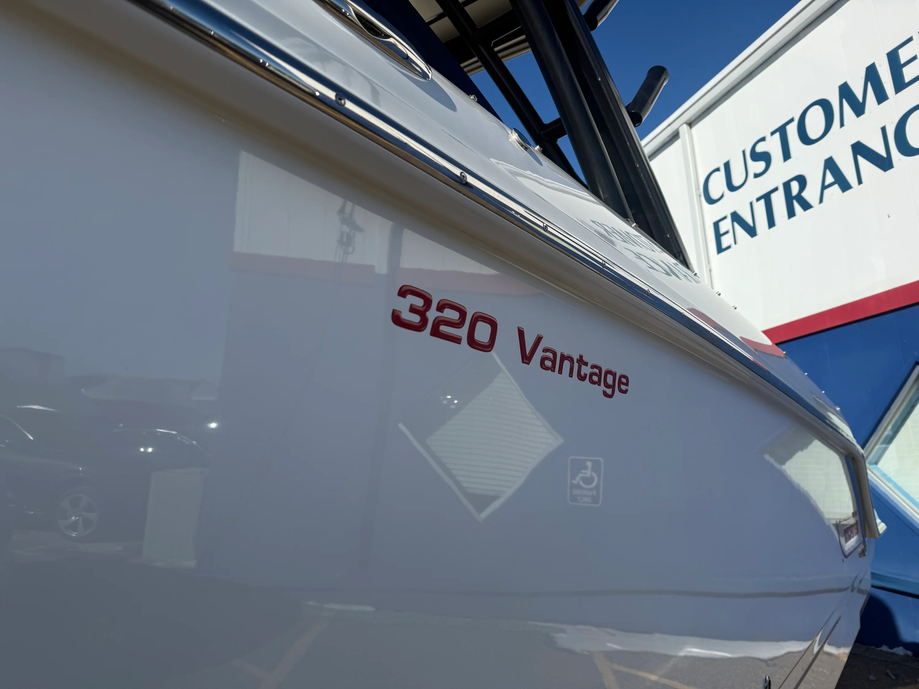 2022 Boston Whaler 320 VANTAGE Image Thumbnail #6