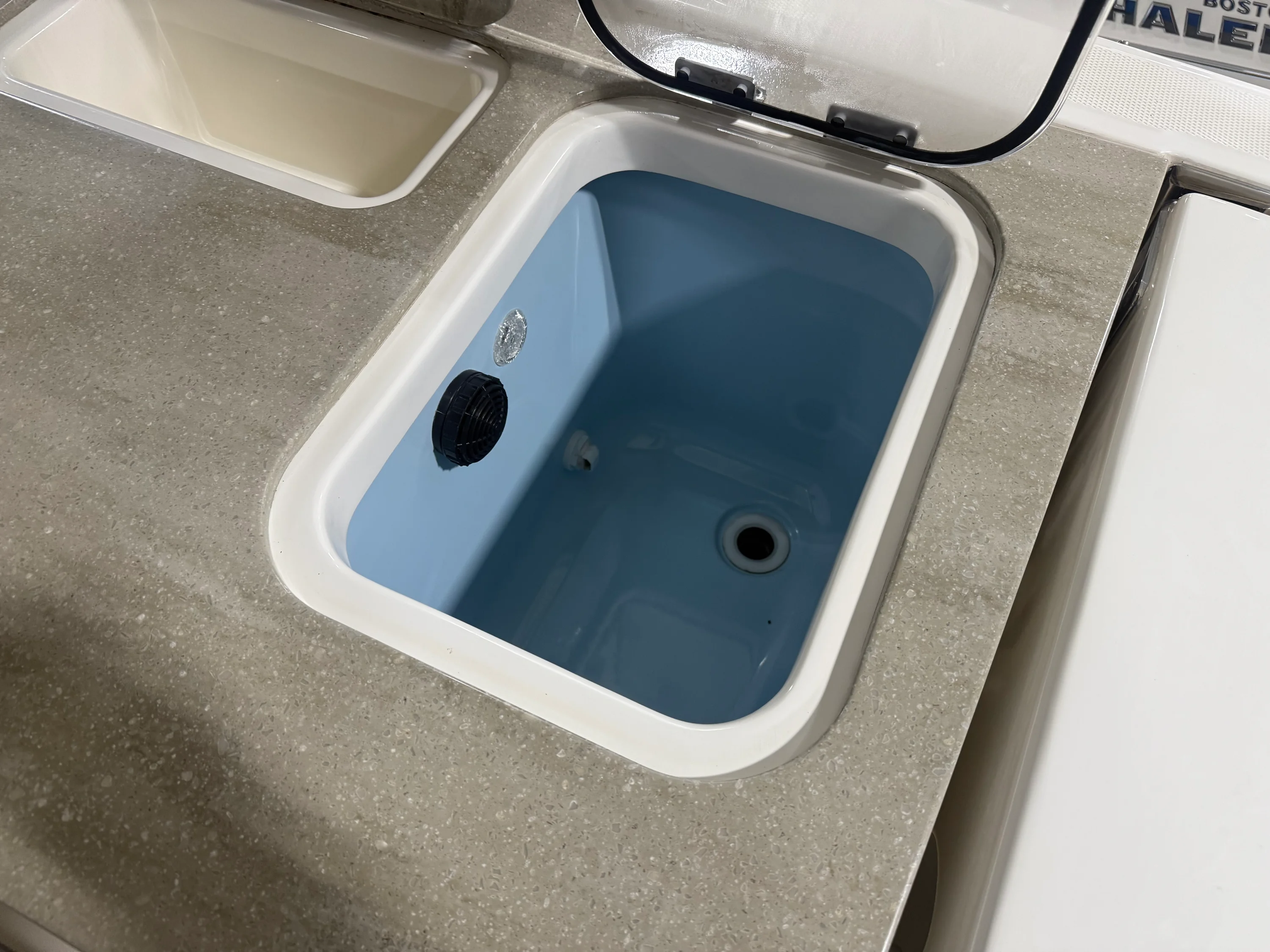 2022 Boston Whaler 320 VANTAGE Image Thumbnail #46