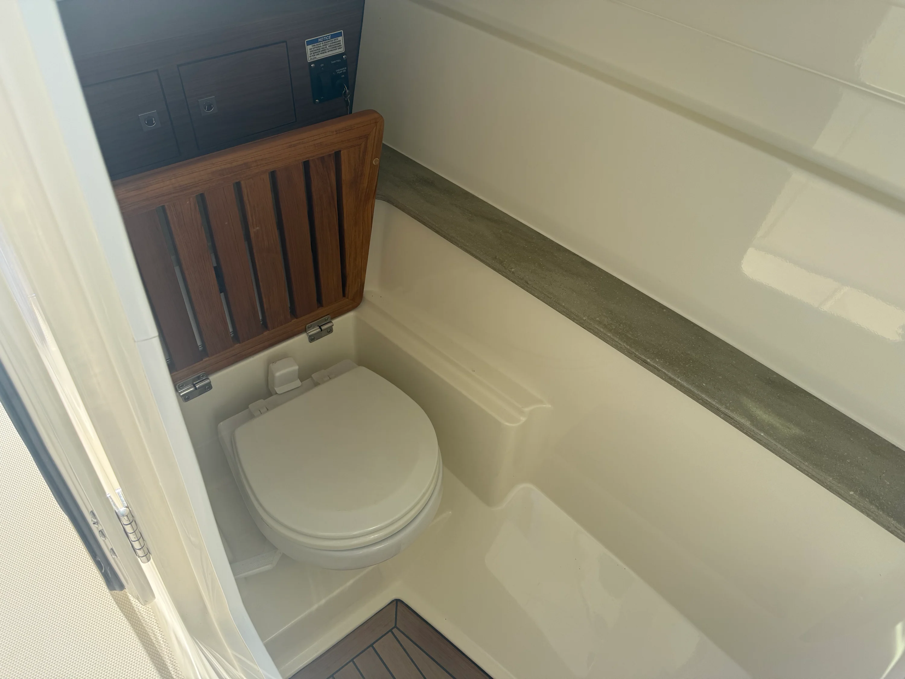 2022 Boston Whaler 320 VANTAGE Image Thumbnail #75