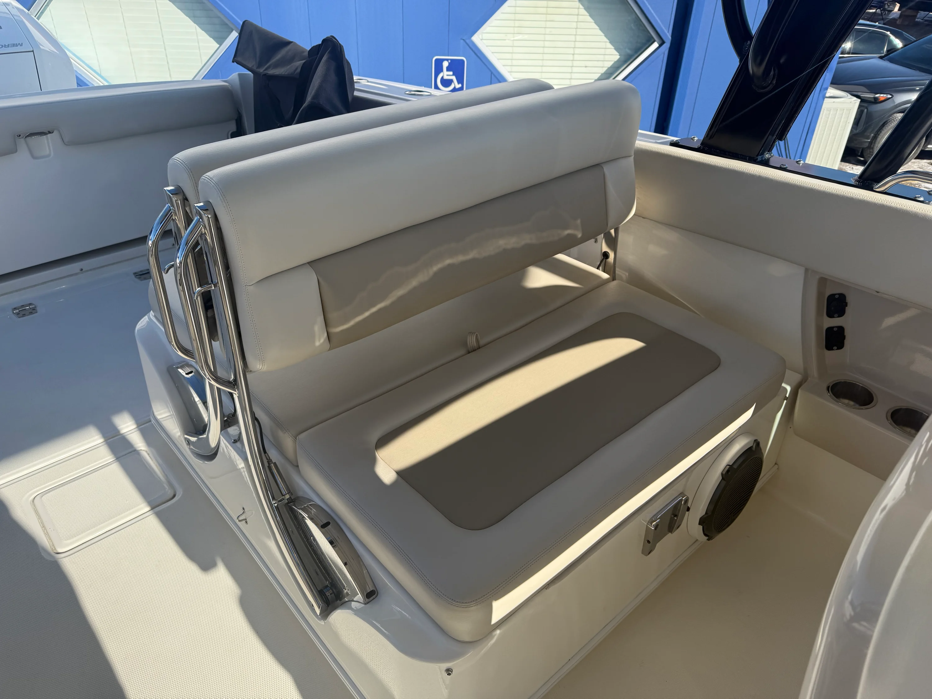 2022 Boston Whaler 320 VANTAGE Image Thumbnail #31