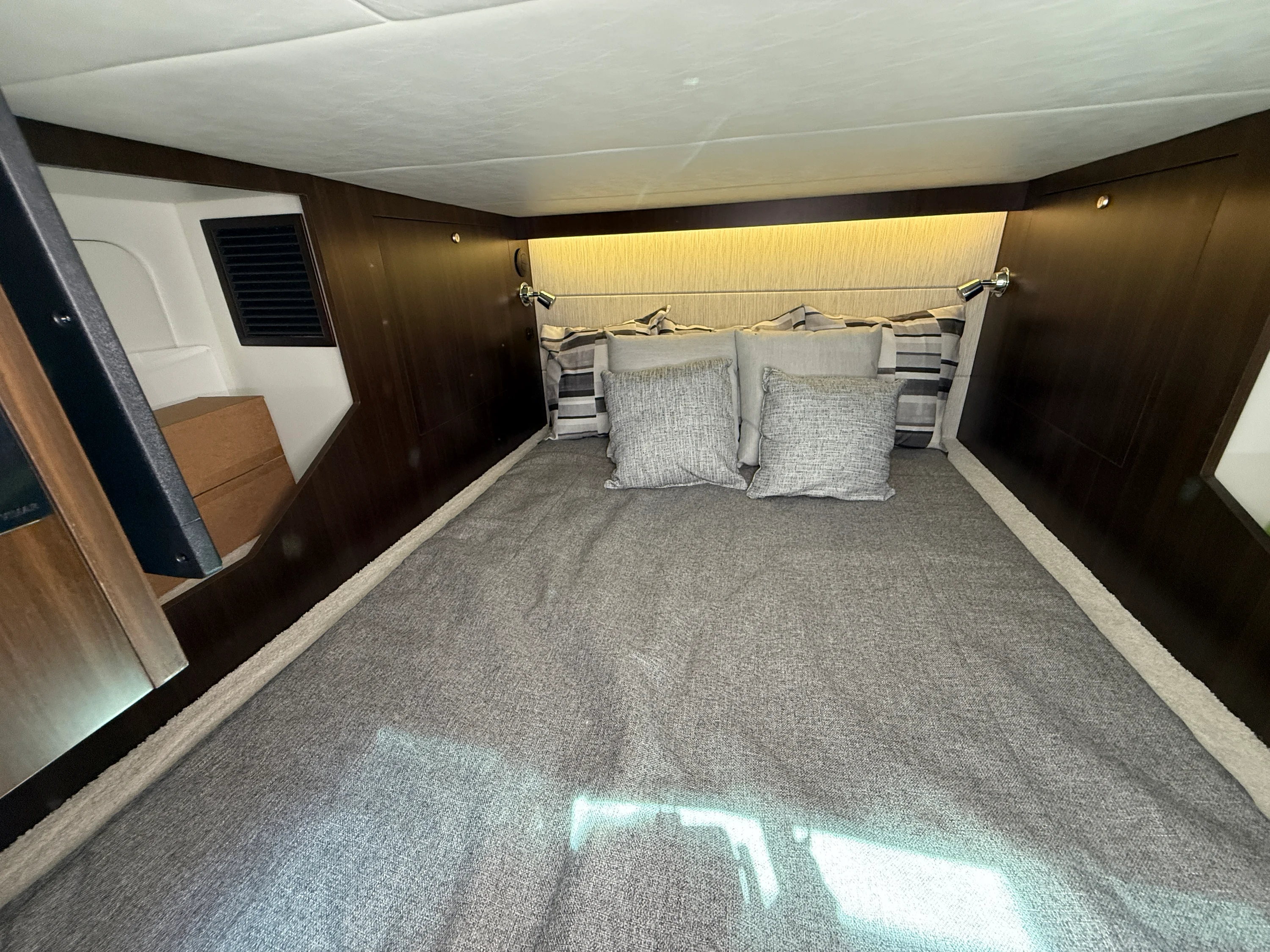 2025 Cruisers Yachts 38 GLS Image Thumbnail #50