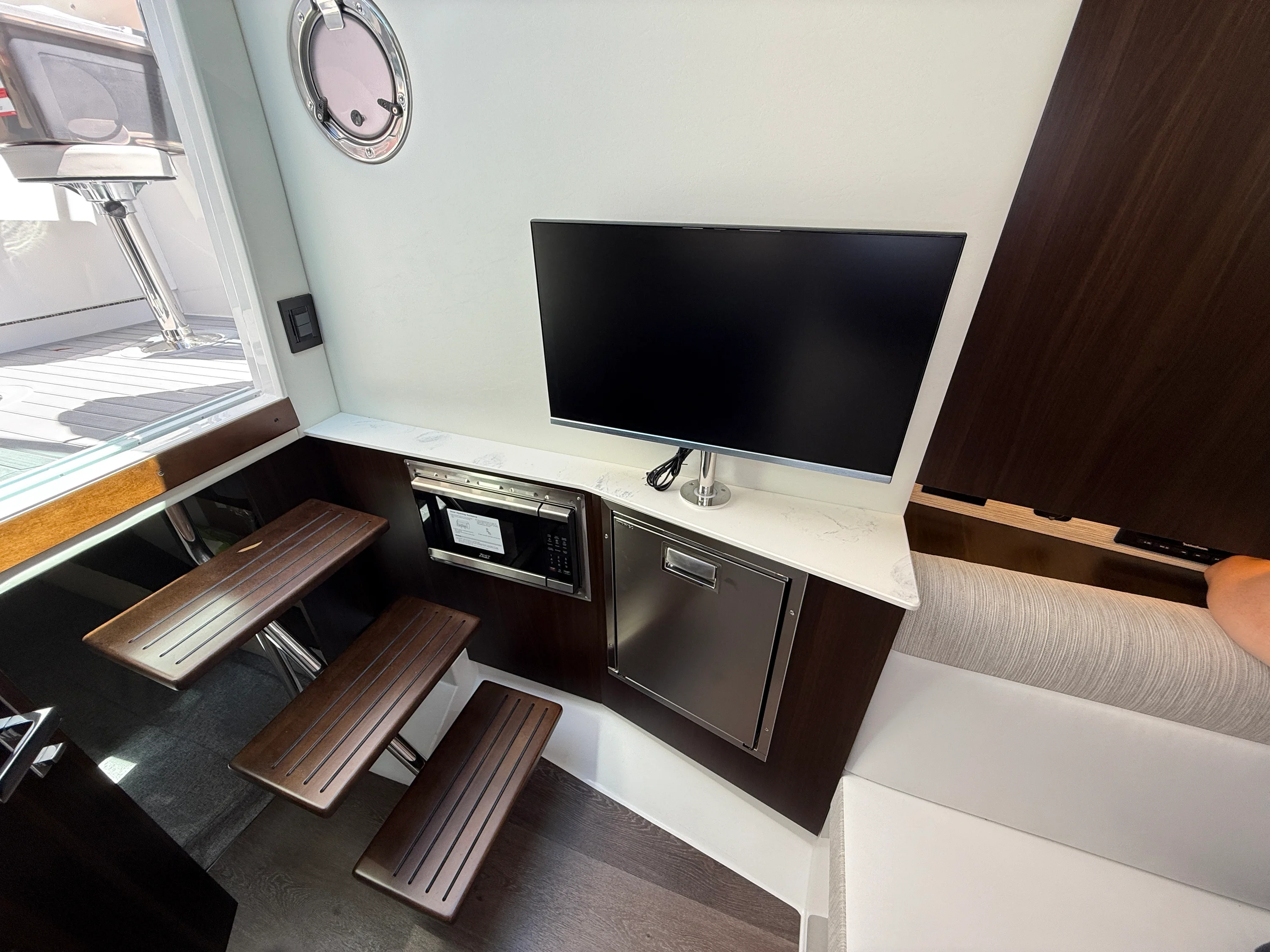 2025 Cruisers Yachts 38 GLS Image Thumbnail #43