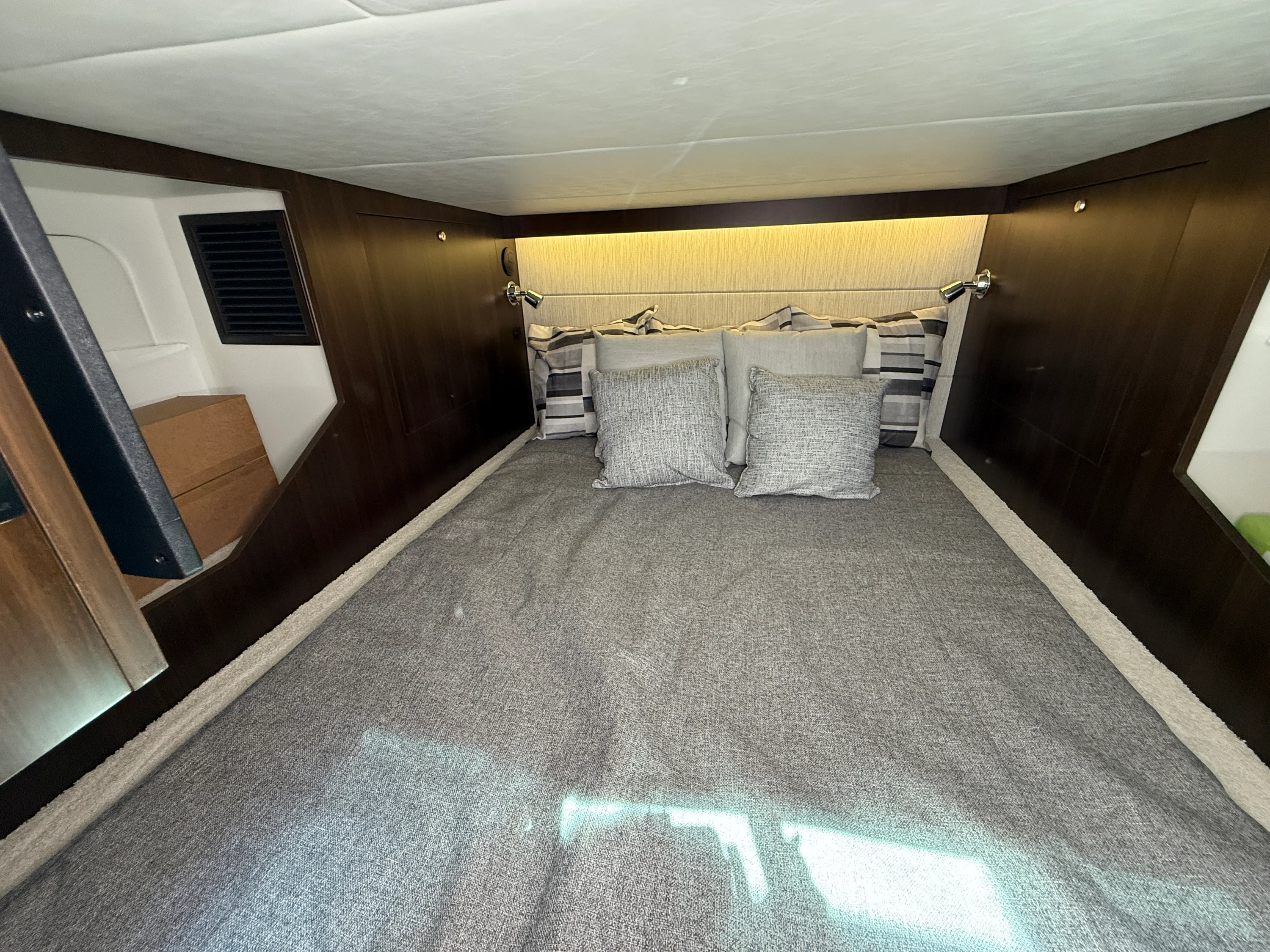 2025 Cruisers Yachts 38 GLS Image Thumbnail #51