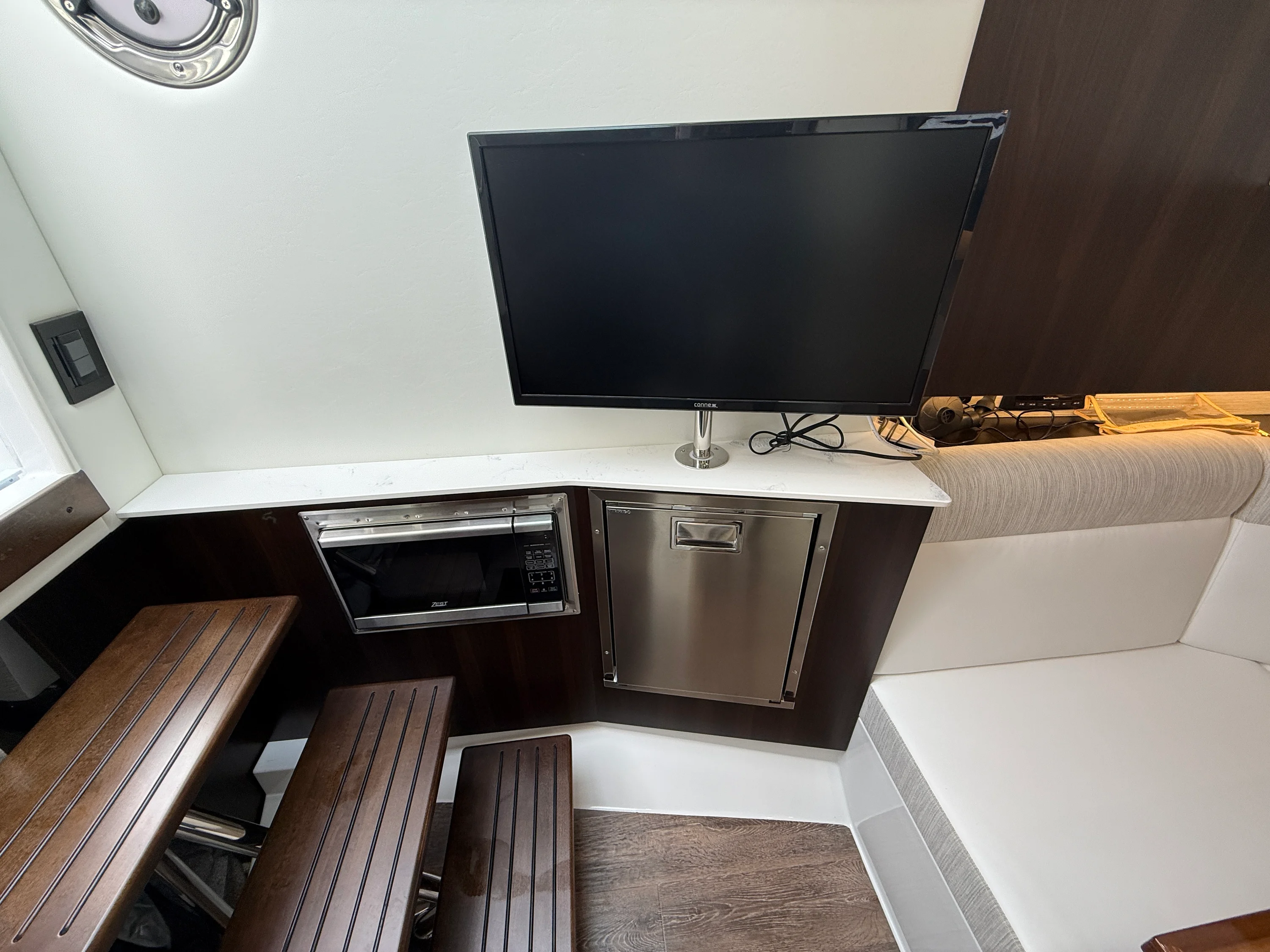 2025 Cruisers Yachts 38 GLS Image Thumbnail #42