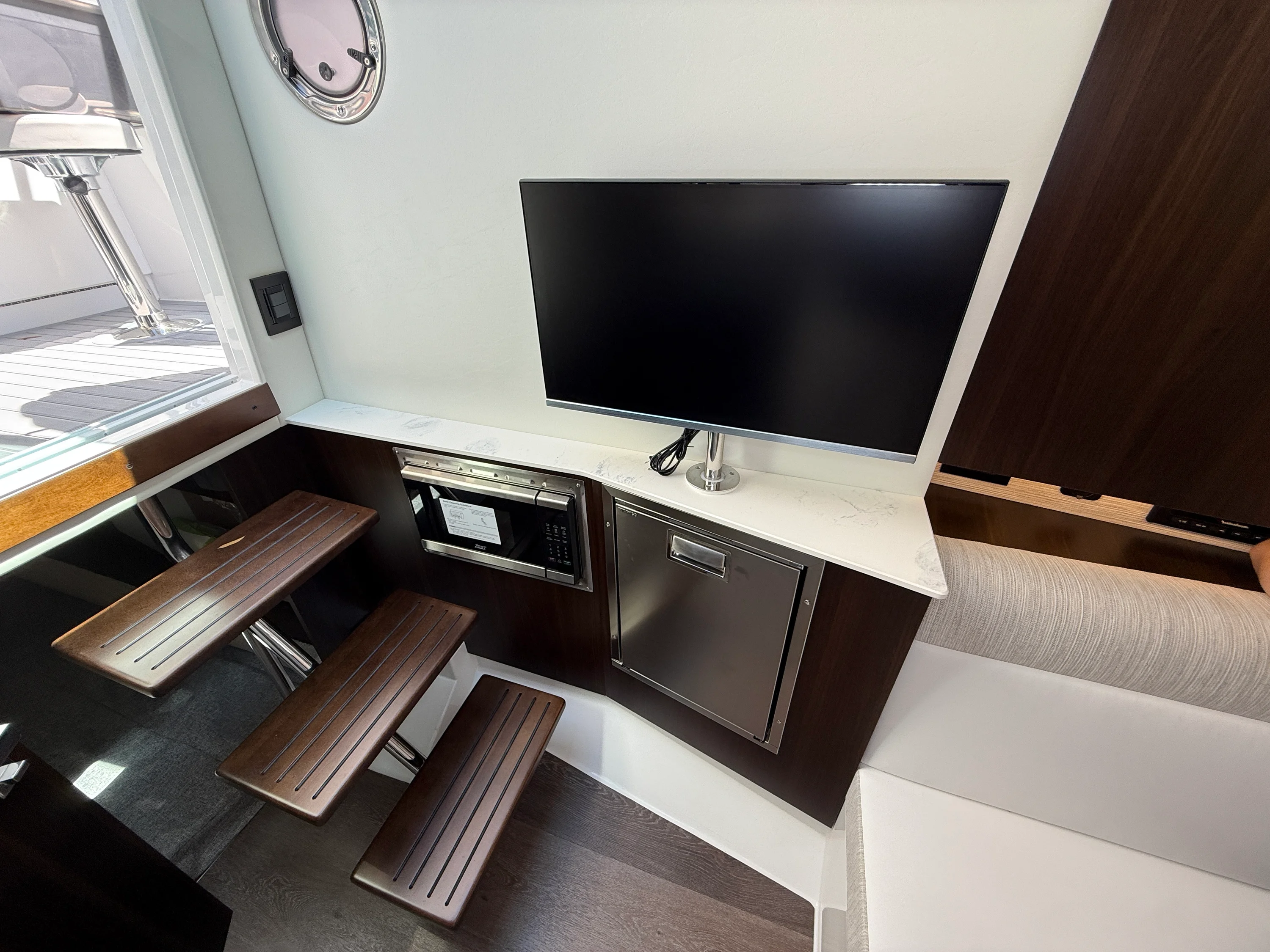 2025 Cruisers Yachts 38 GLS Image Thumbnail #41