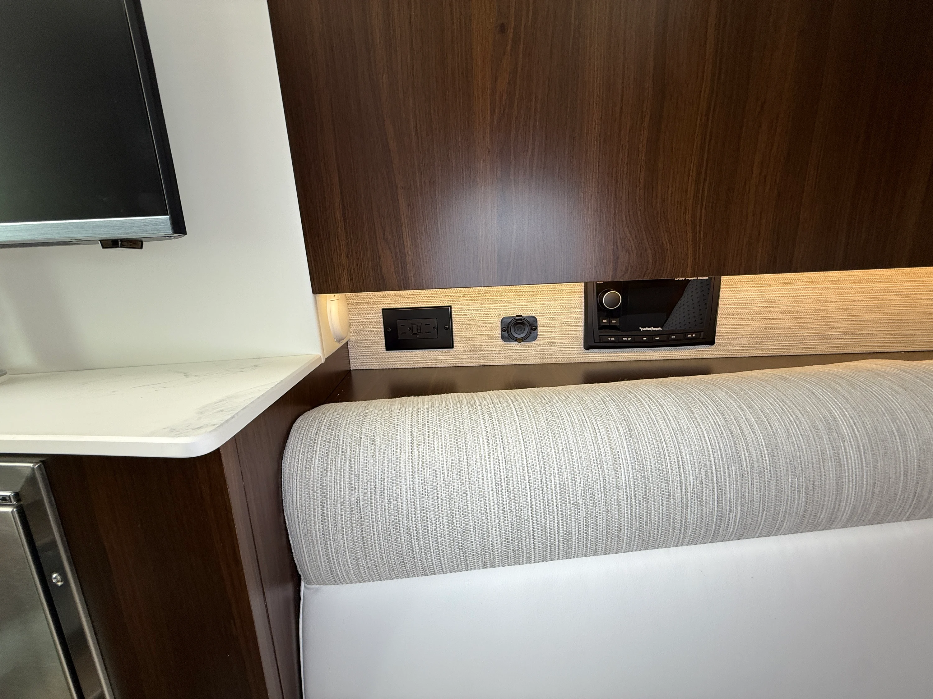 2025 Cruisers Yachts 38 GLS Image Thumbnail #44