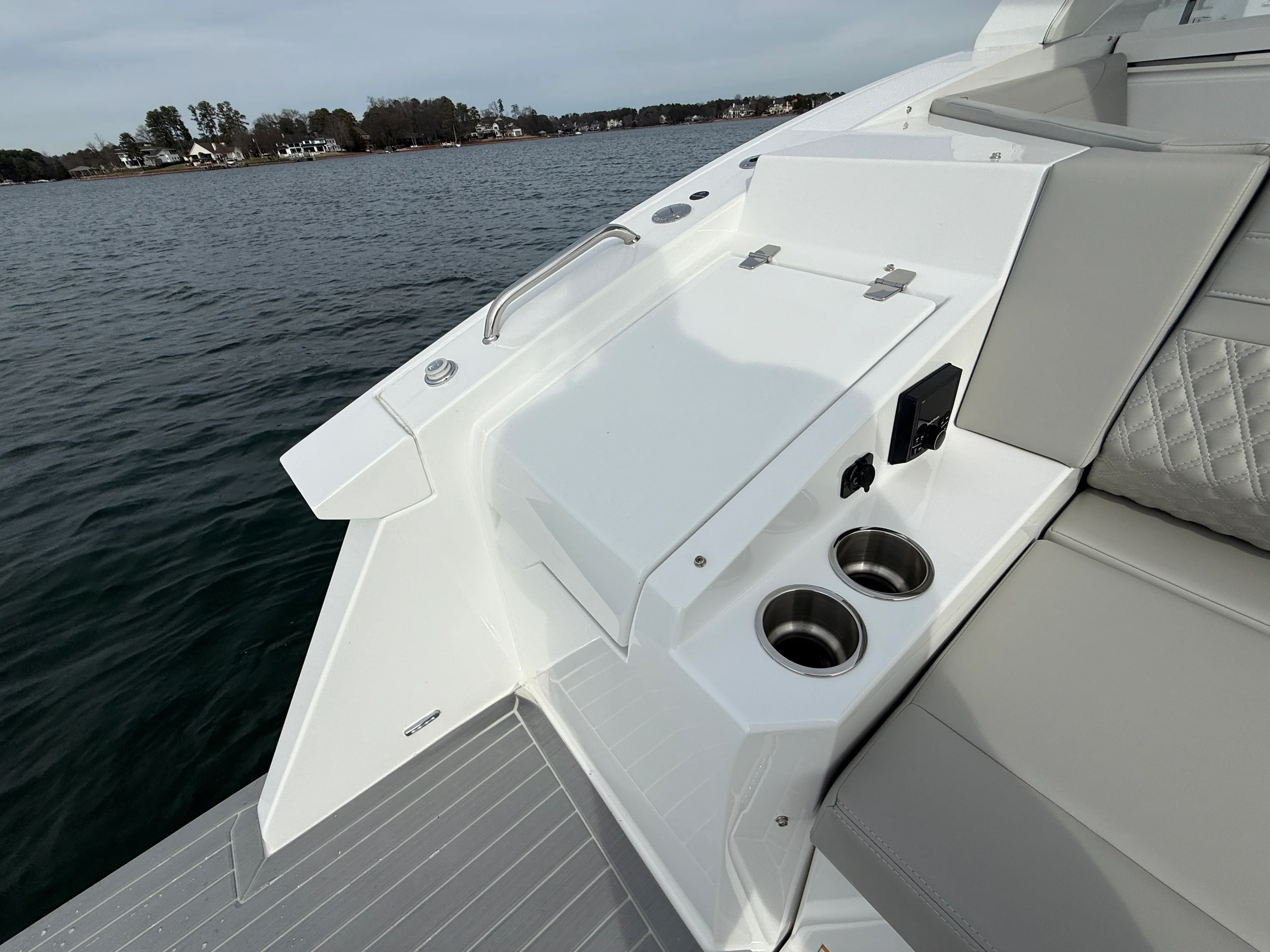 2025 Cruisers Yachts 38 GLS Image Thumbnail #16