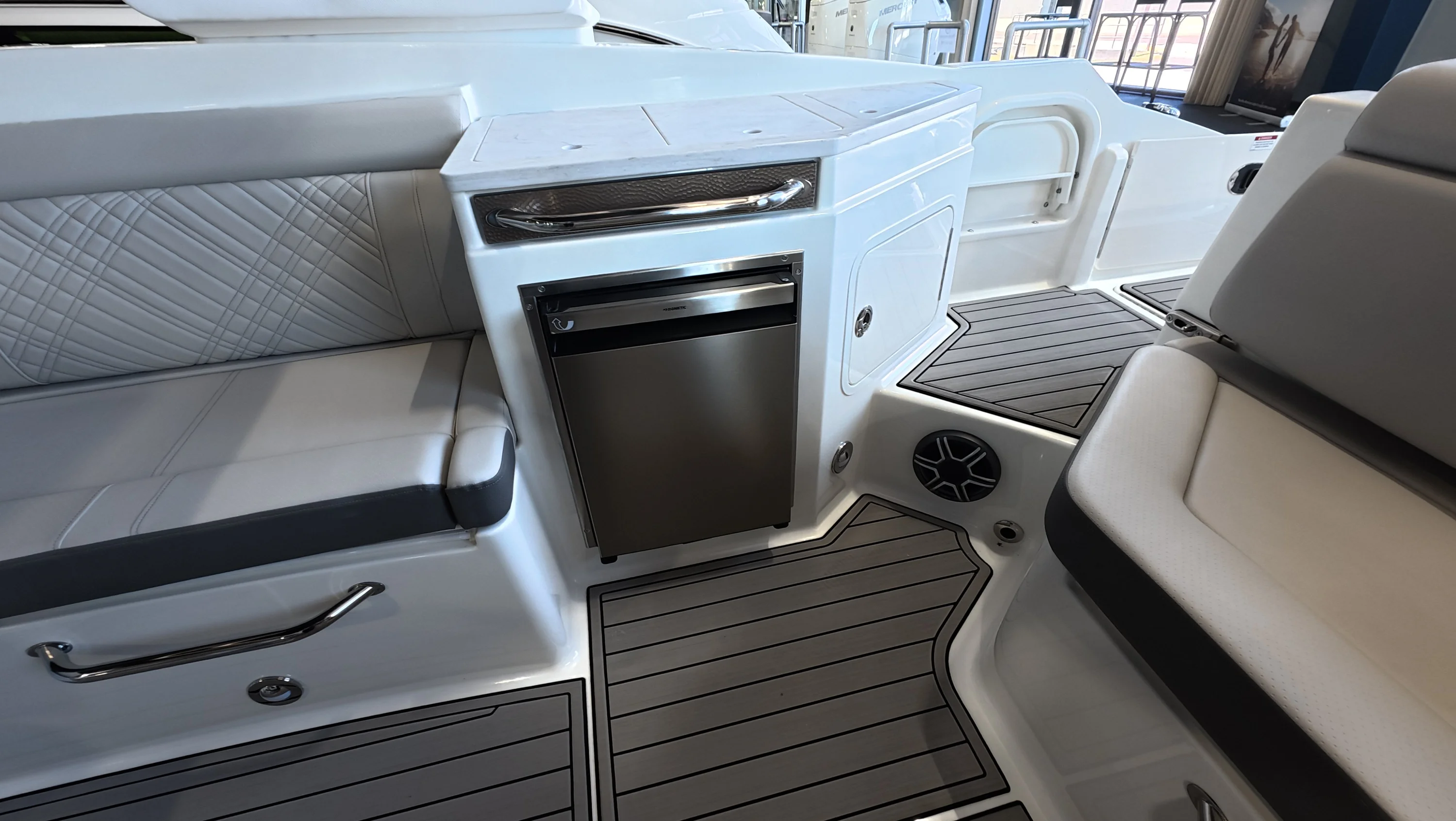 2026 Sea Ray SDX 290 Outboard Image Thumbnail #11