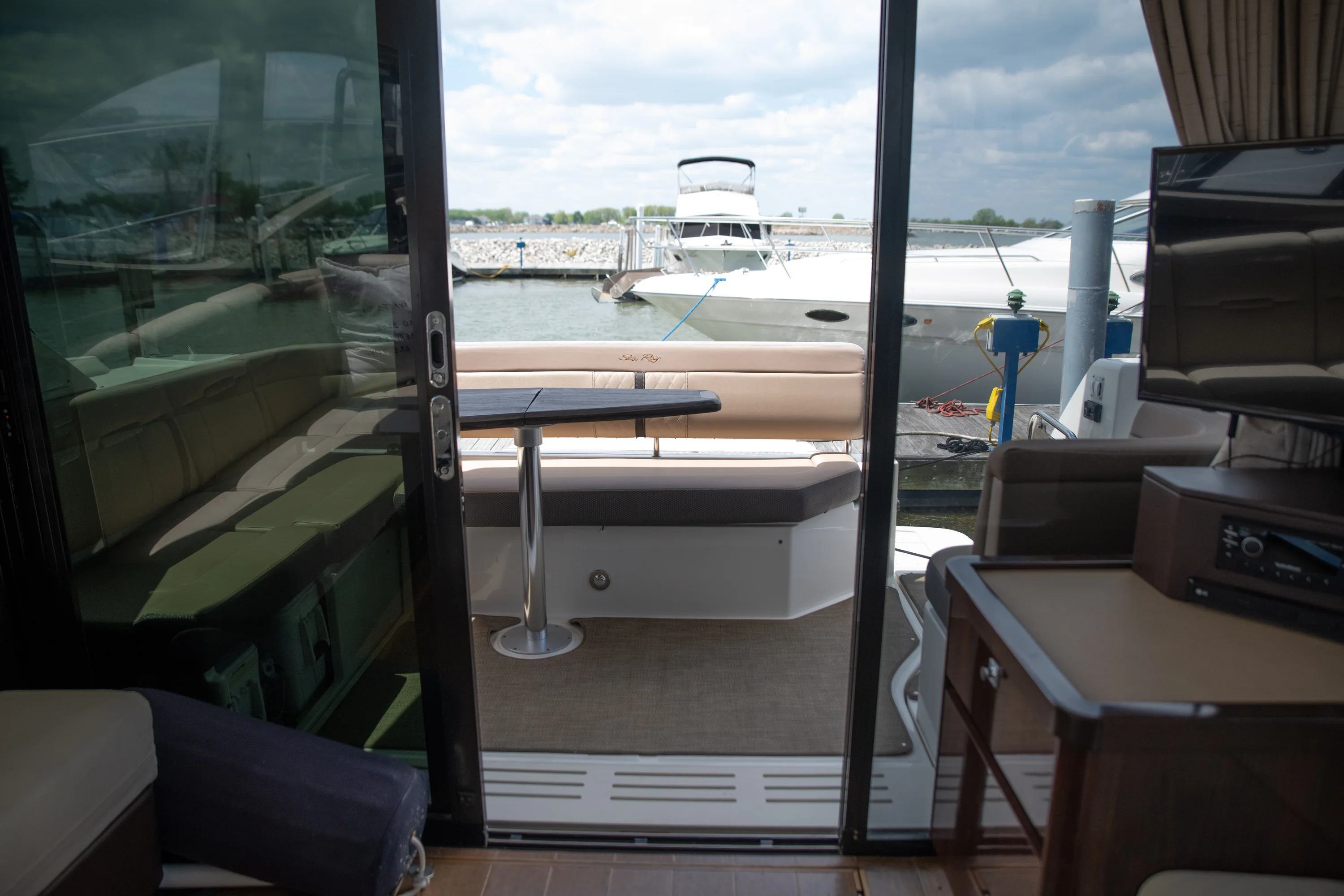 2017 Sea Ray Sundancer 400 Image Thumbnail #12