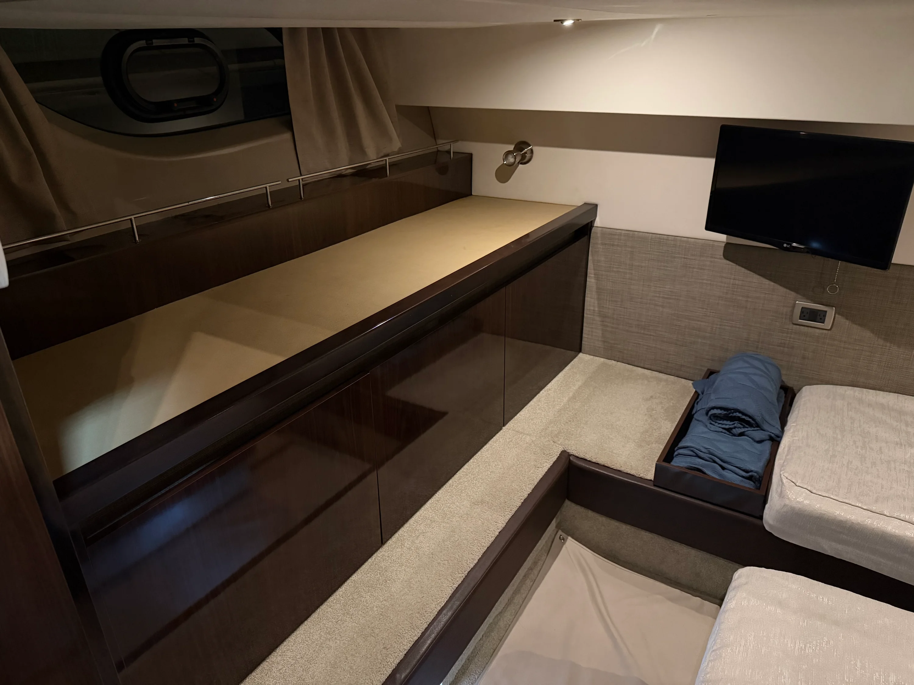 2017 Sea Ray Sundancer 400 Image Thumbnail #34