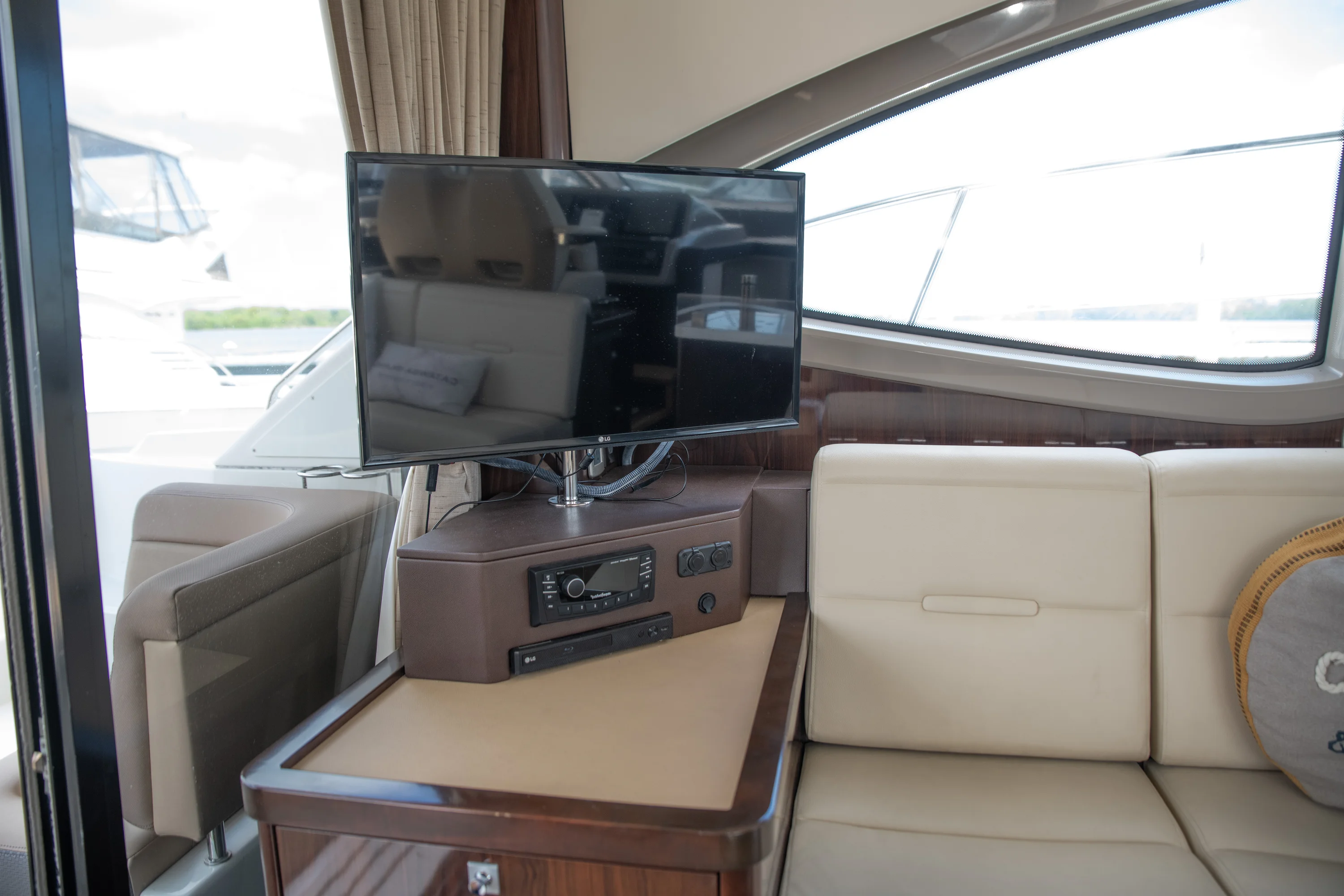 2017 Sea Ray Sundancer 400 Image Thumbnail #18