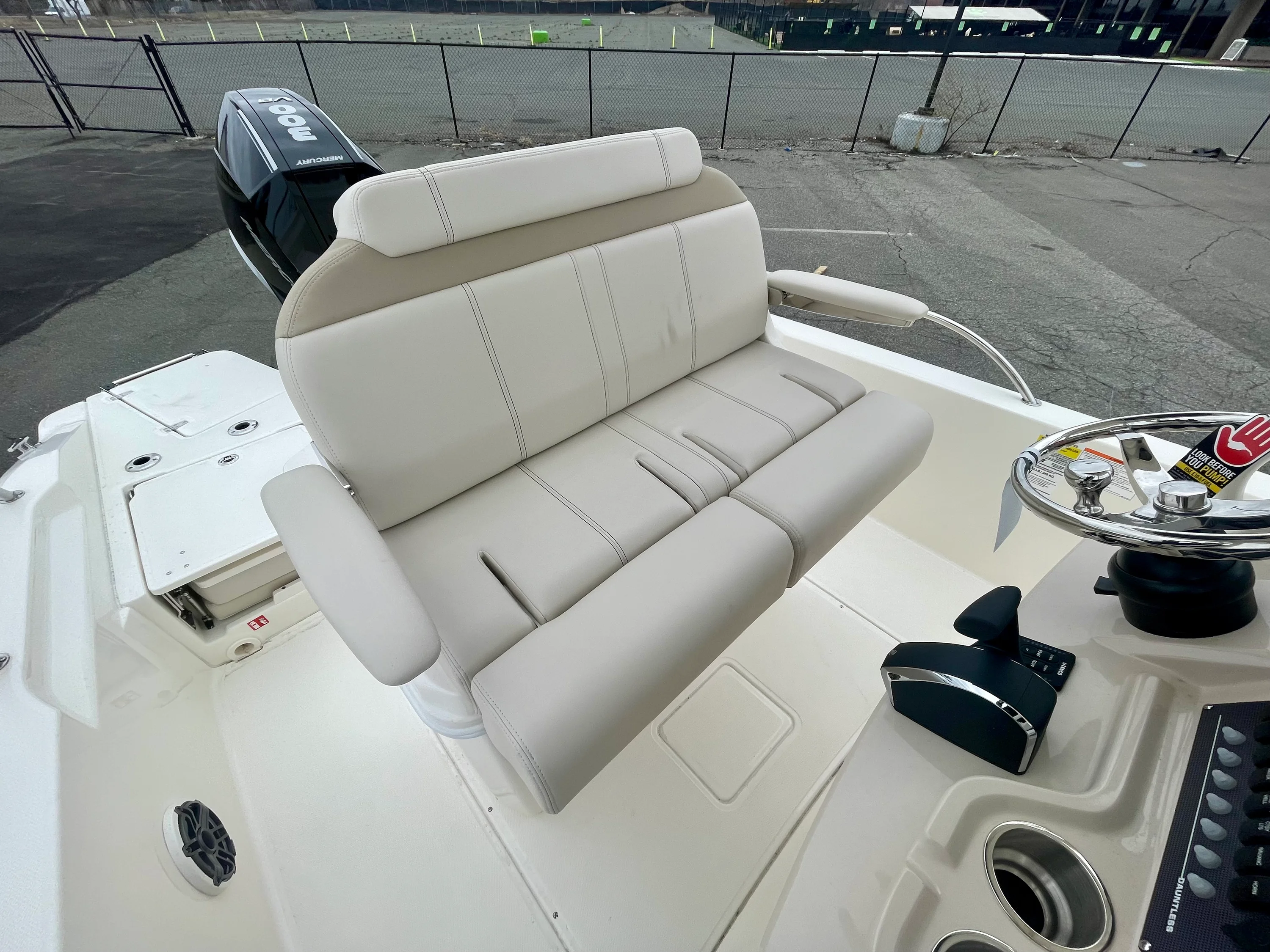 2026 Boston Whaler 250 Dauntless Image Thumbnail #8