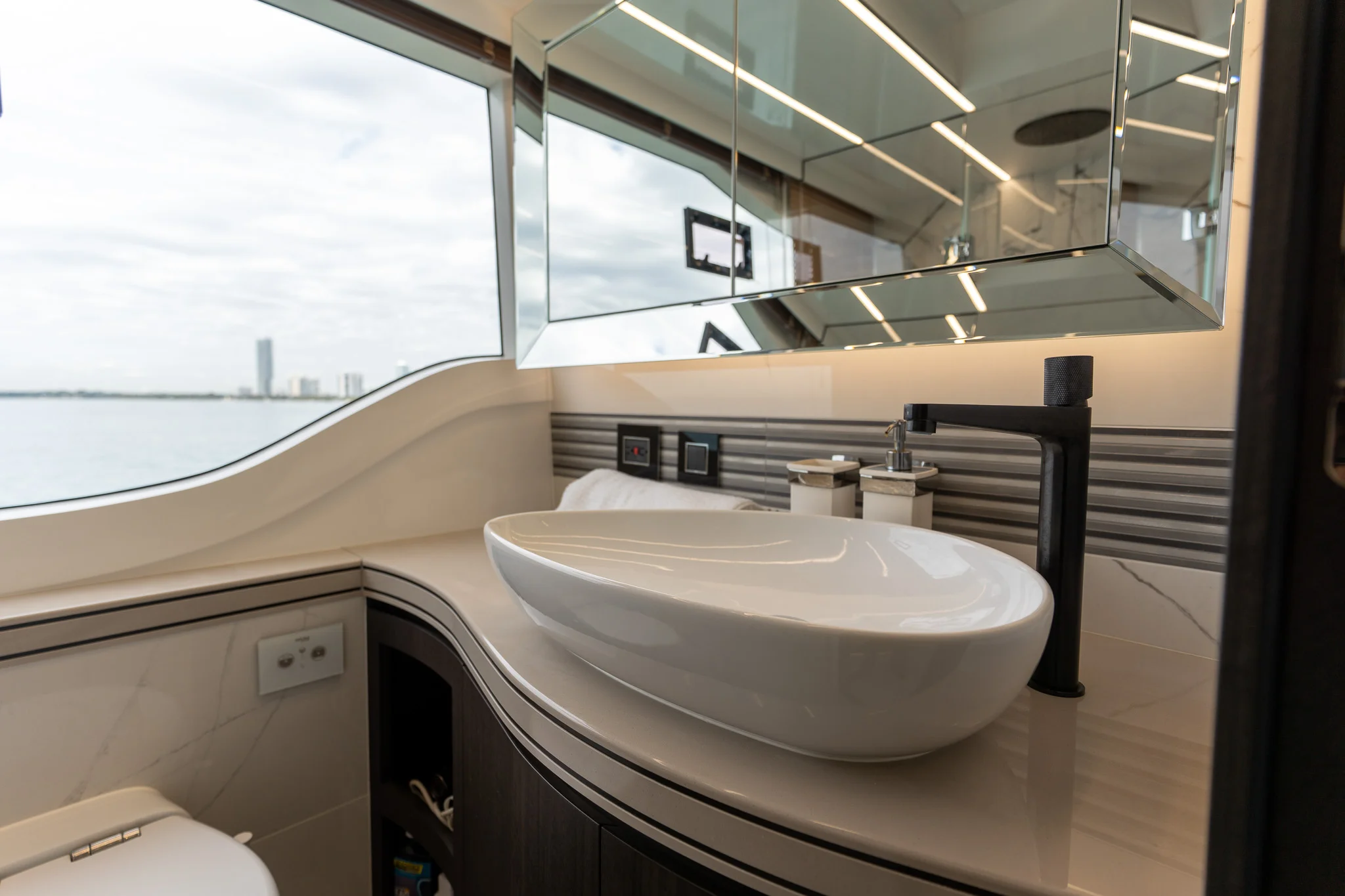 2025 Galeon 560 FLY Image Thumbnail #49