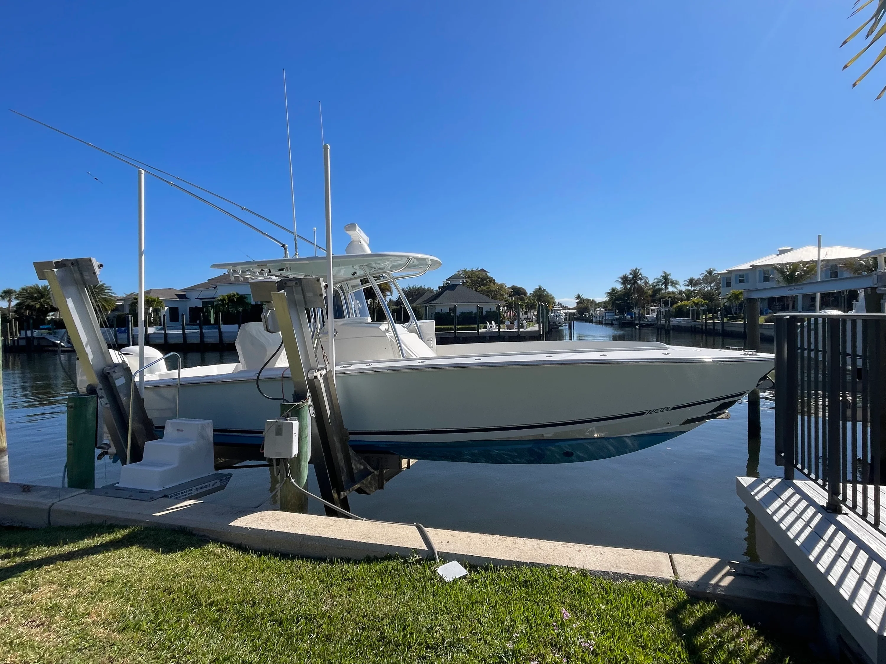 2014 Jupiter 32 CENTER CONSOLE Image Thumbnail #2