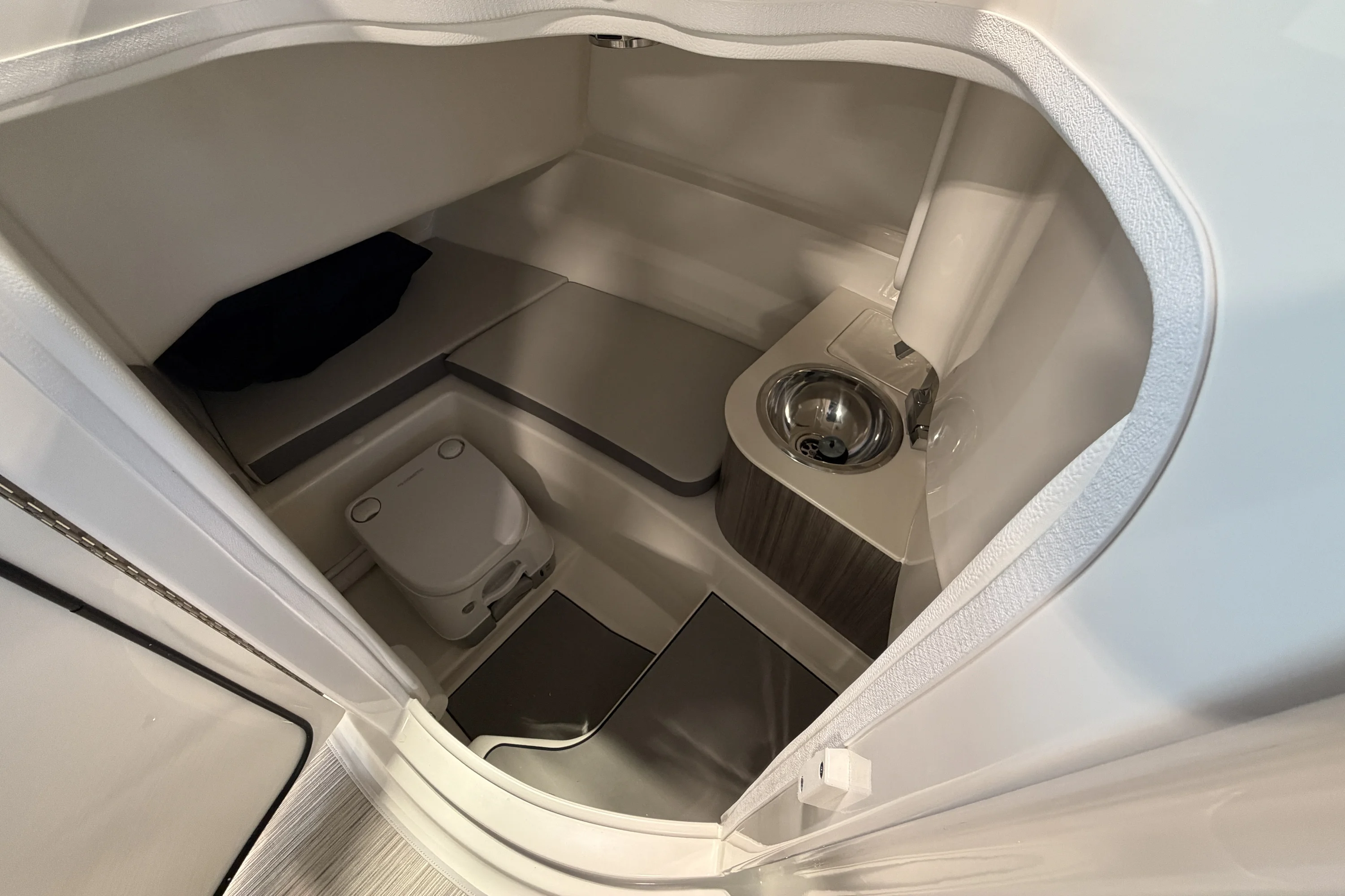 2026 Sea Ray SDX 250 Outboard Image Thumbnail #18