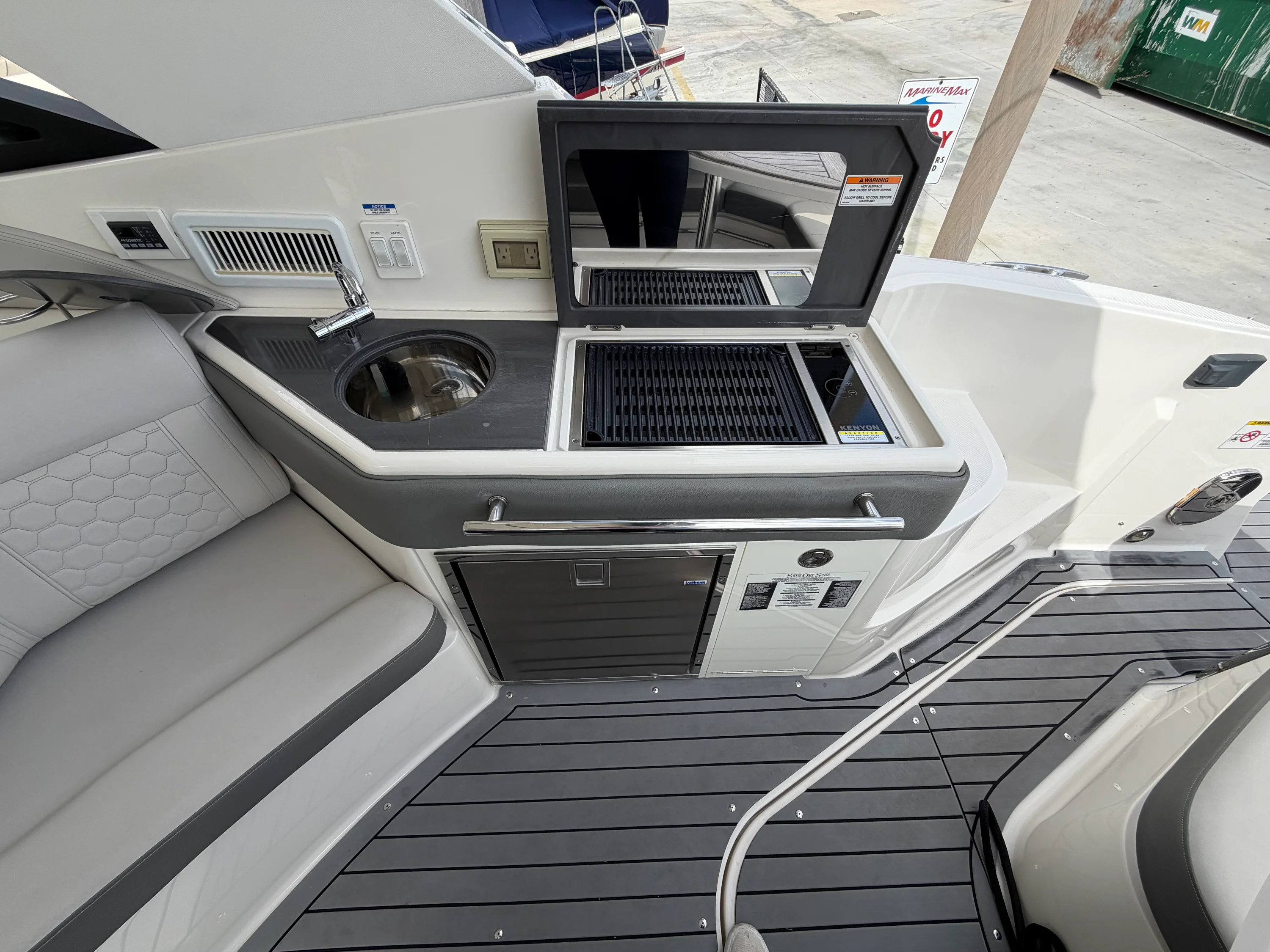 2021 Sea Ray 320 DA-OB Image Thumbnail #9