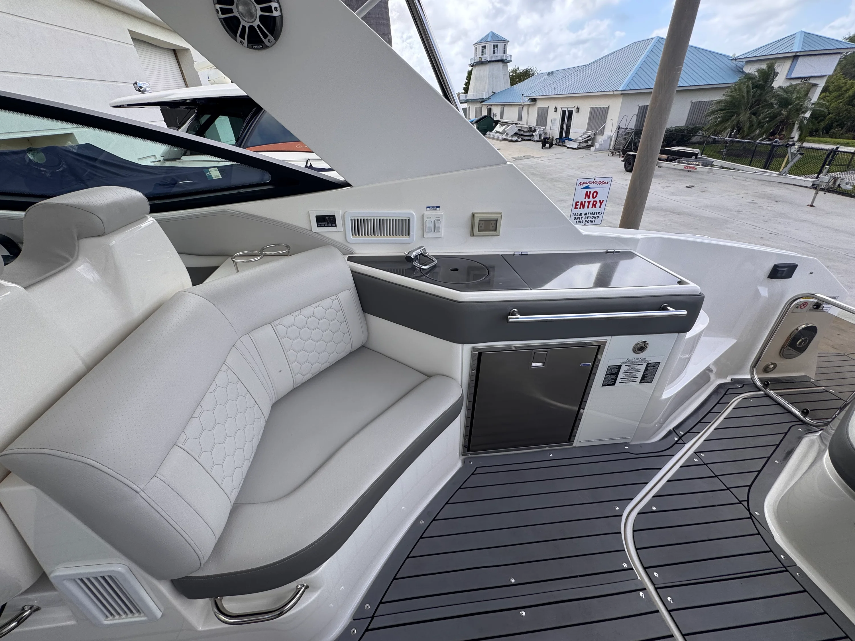 2021 Sea Ray 320 DA-OB Image Thumbnail #8