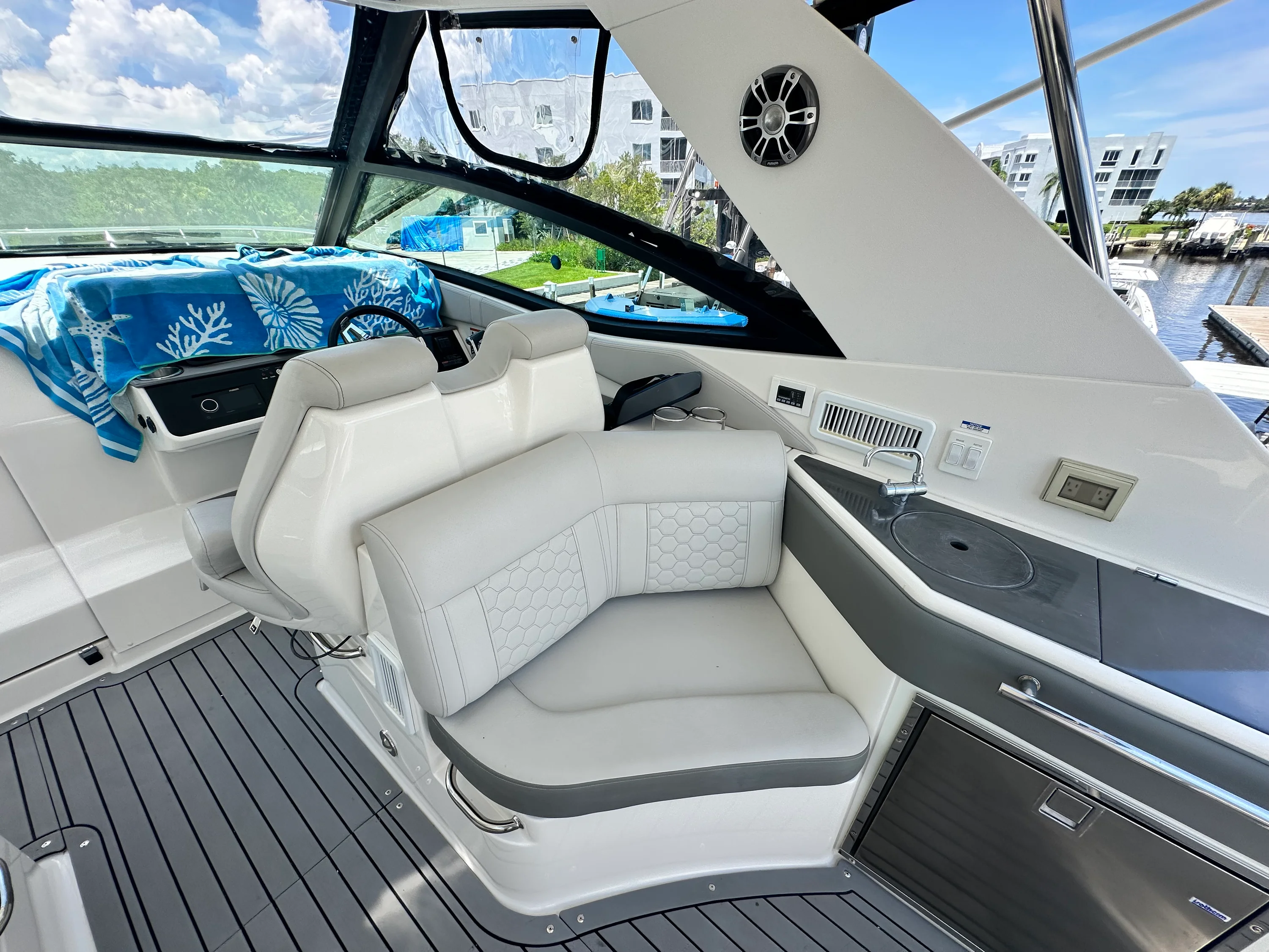 2021 Sea Ray 320 DA-OB Image Thumbnail #12