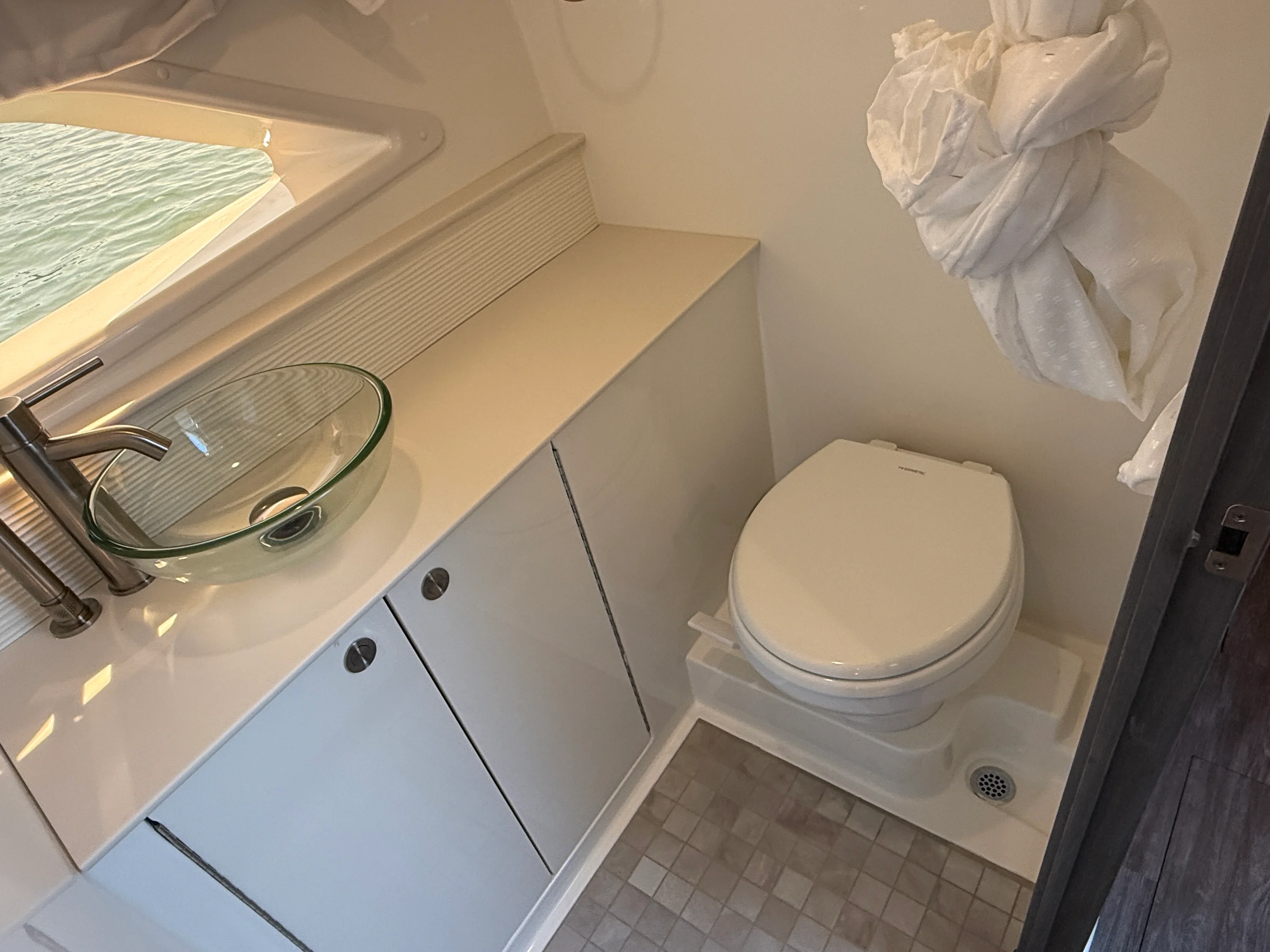 2026 Sea Ray Sundancer 320 Outboard Image Thumbnail #18